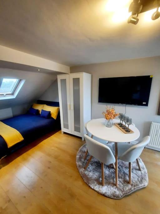 One-Bedroom Apartment photo 2