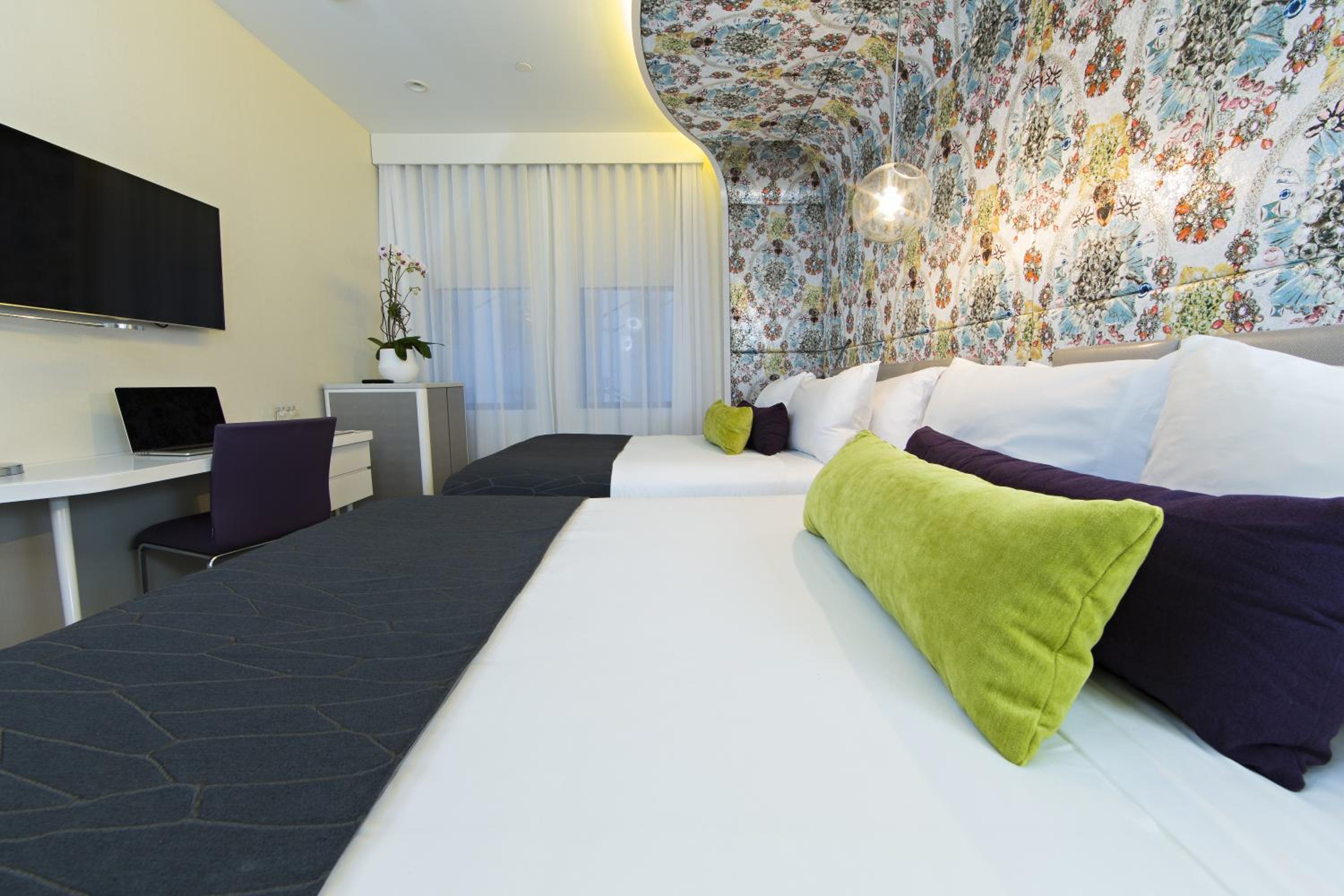 Double Room with Two Double Beds - Silver thumbnail 6