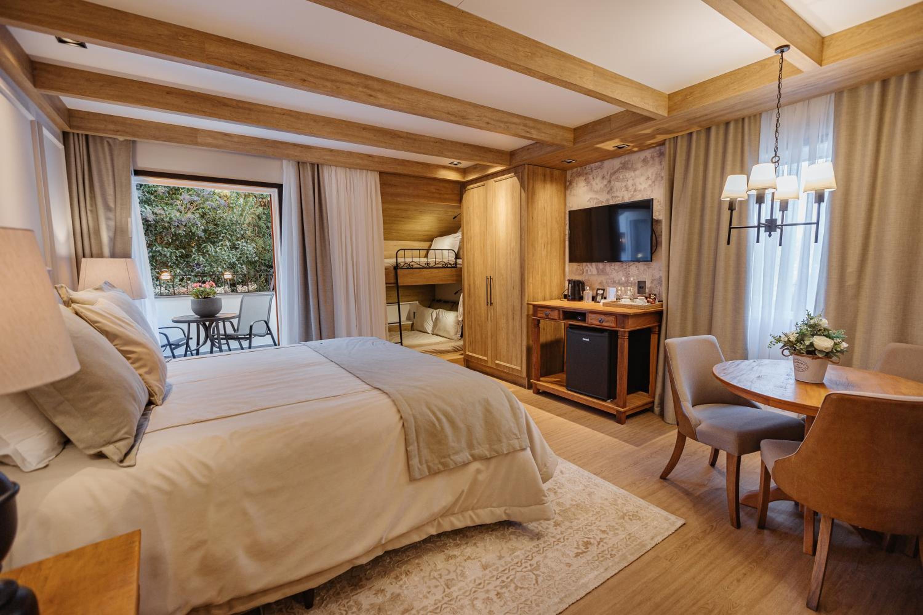 Deluxe Junior Suite thumbnail 6