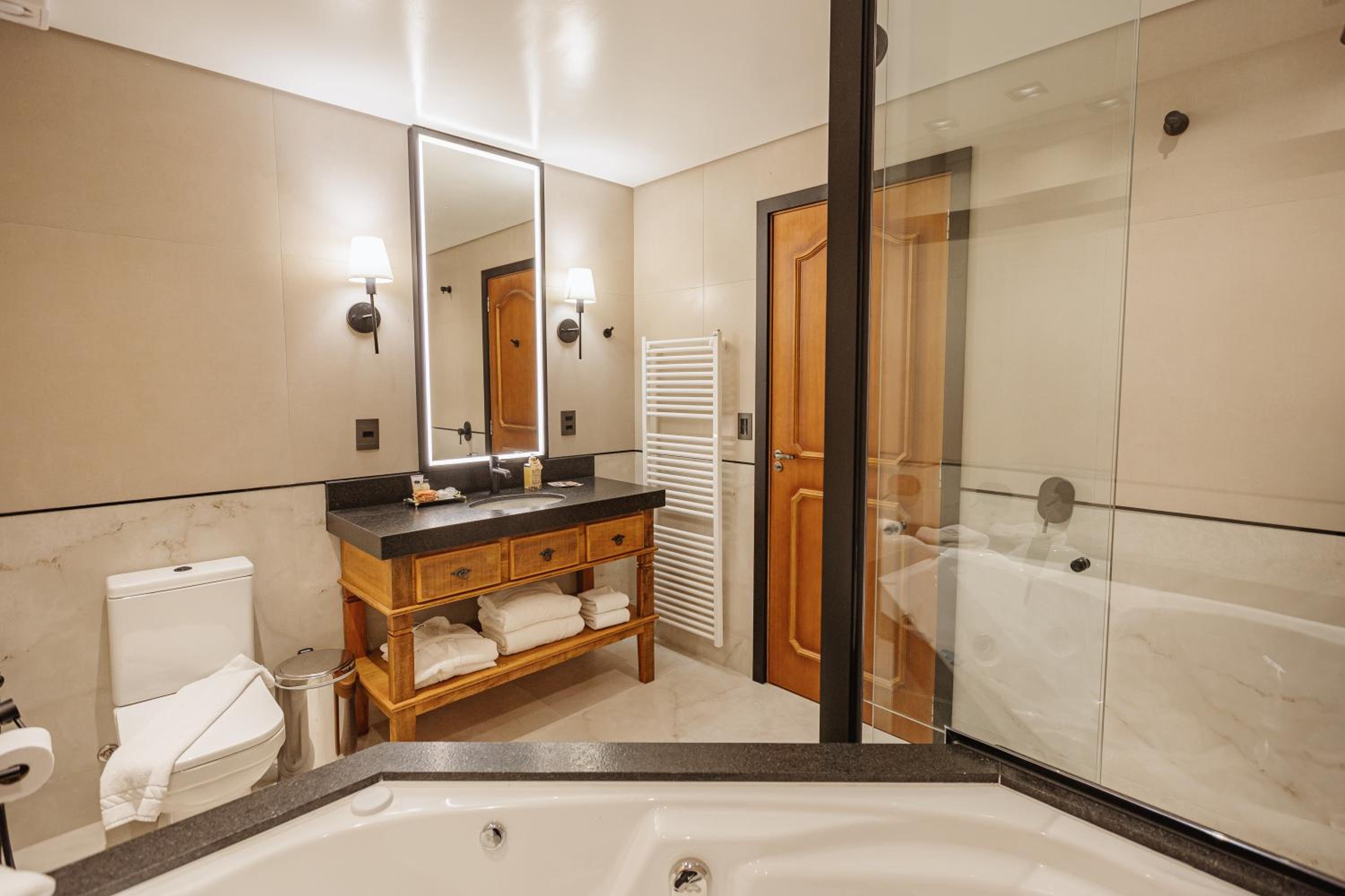 Suite with Garden View thumbnail 5