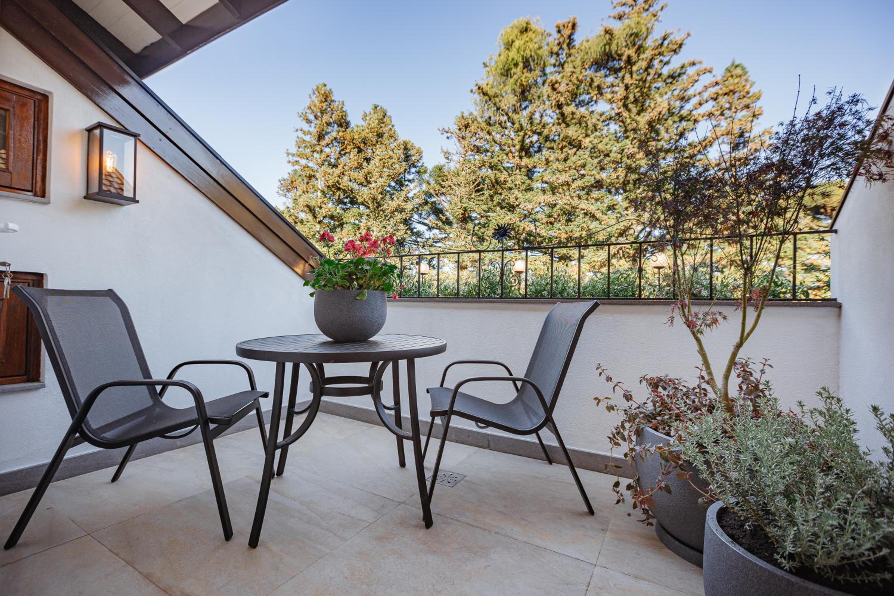 Suite with Garden View thumbnail 5