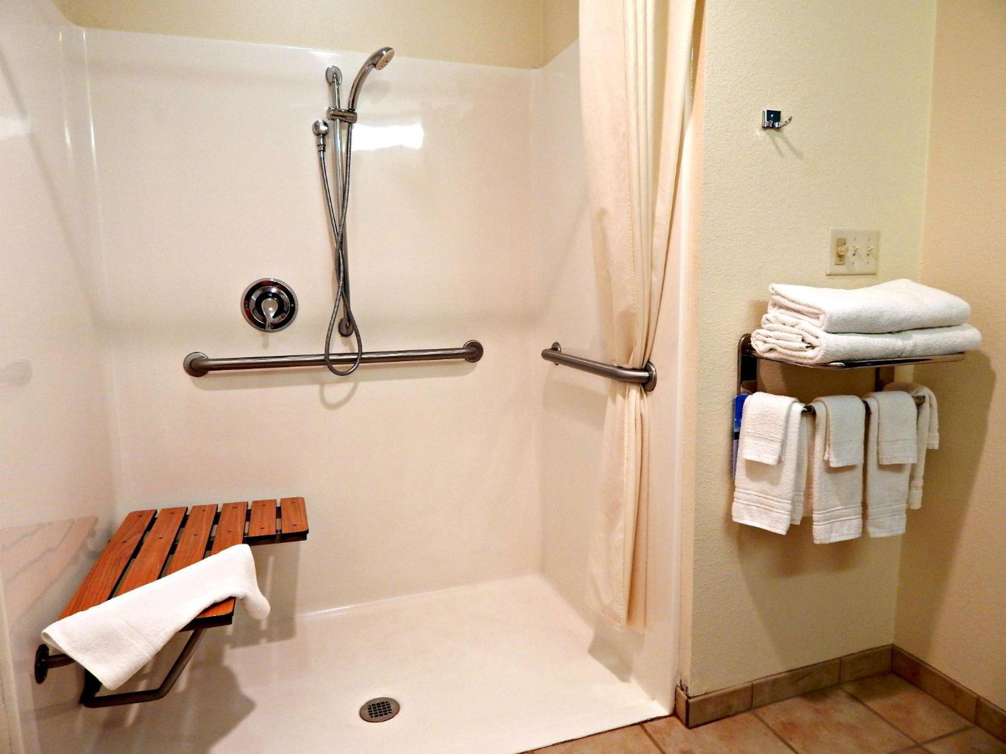 Queen Room with Two Queen Beds - Disability Access/Non-Smoking - Photo 3