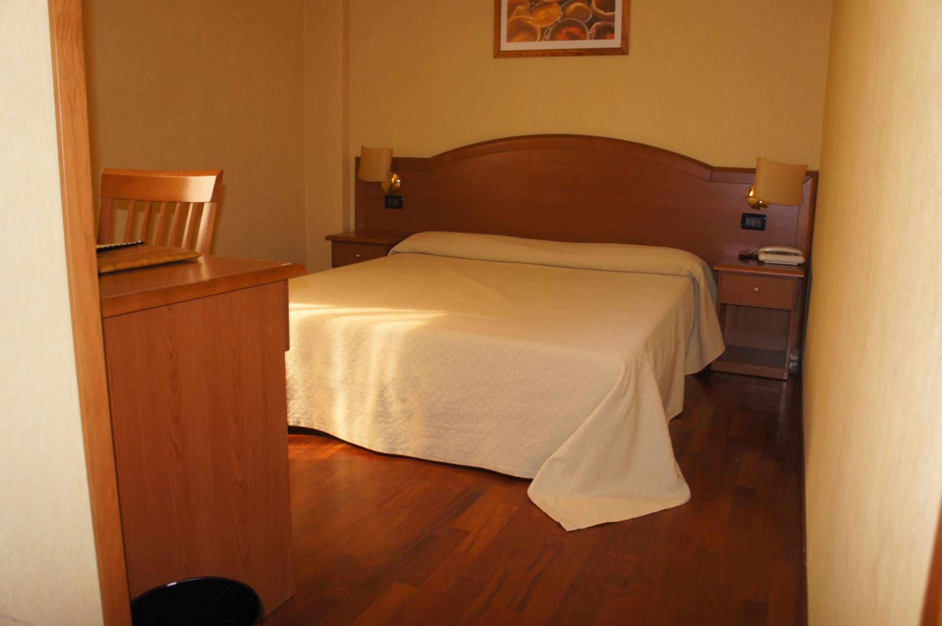 Double or Twin Room - Photo 4