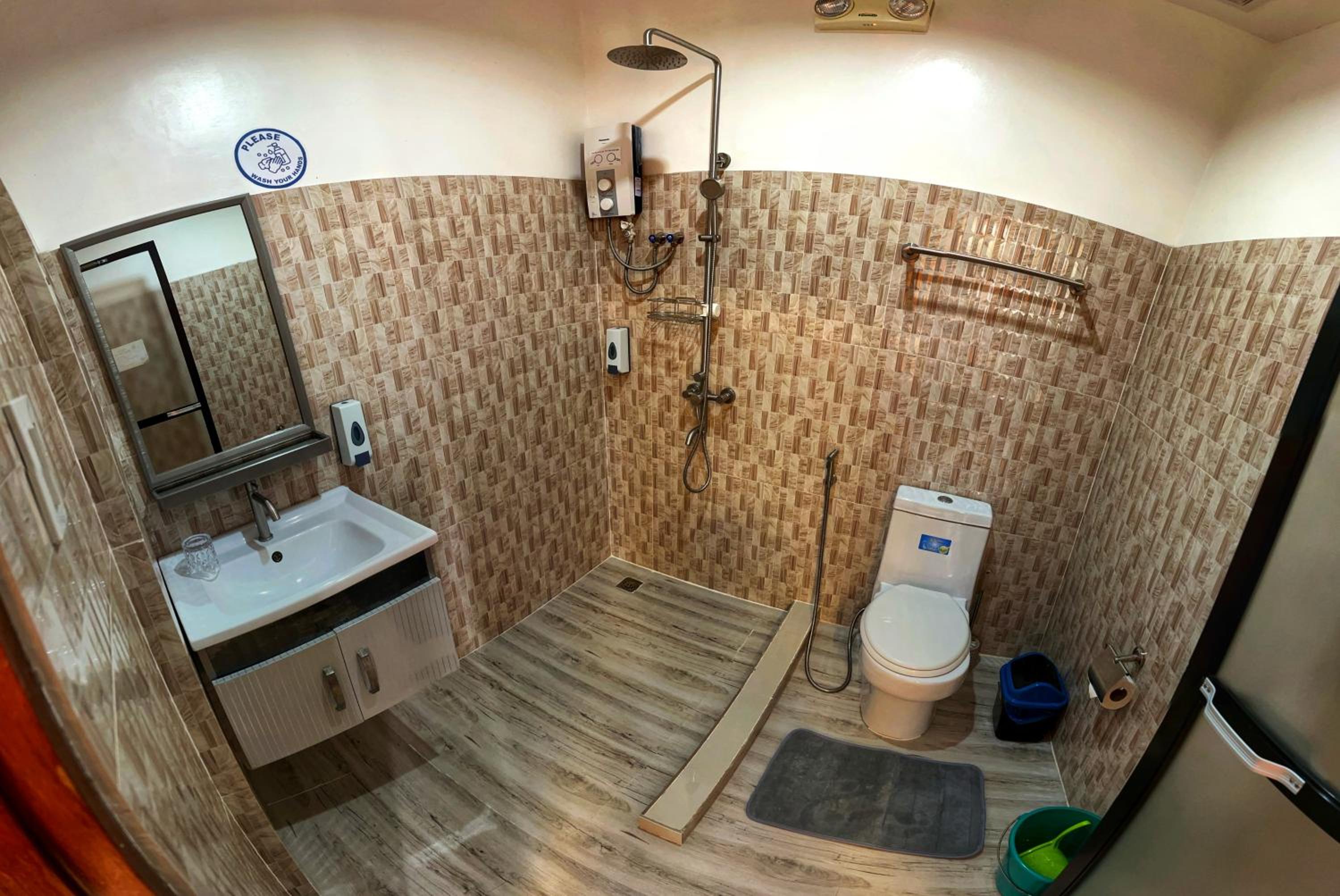 Deluxe Queen Room - Photo 10