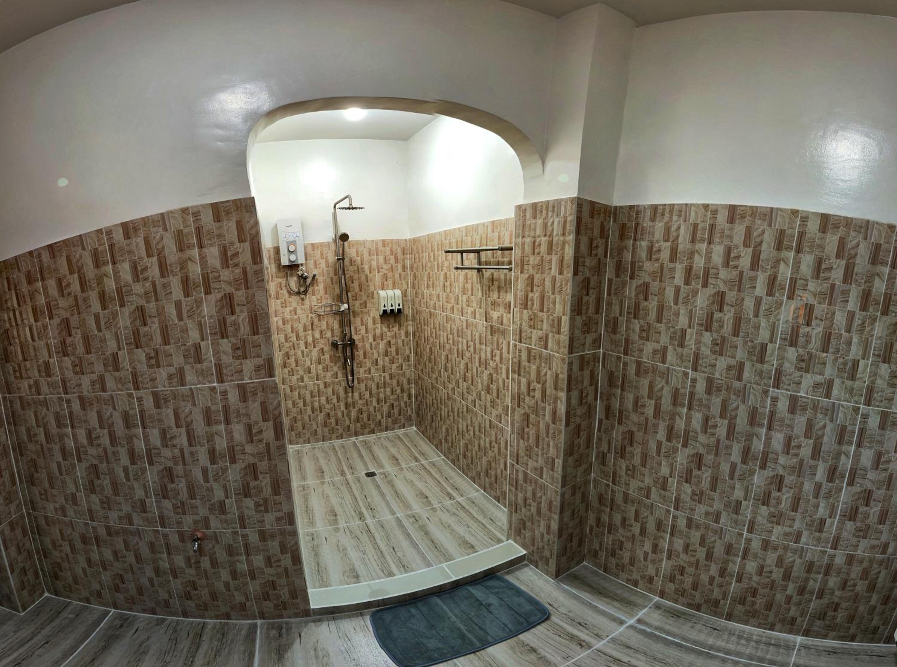 Deluxe King Room - Photo 9