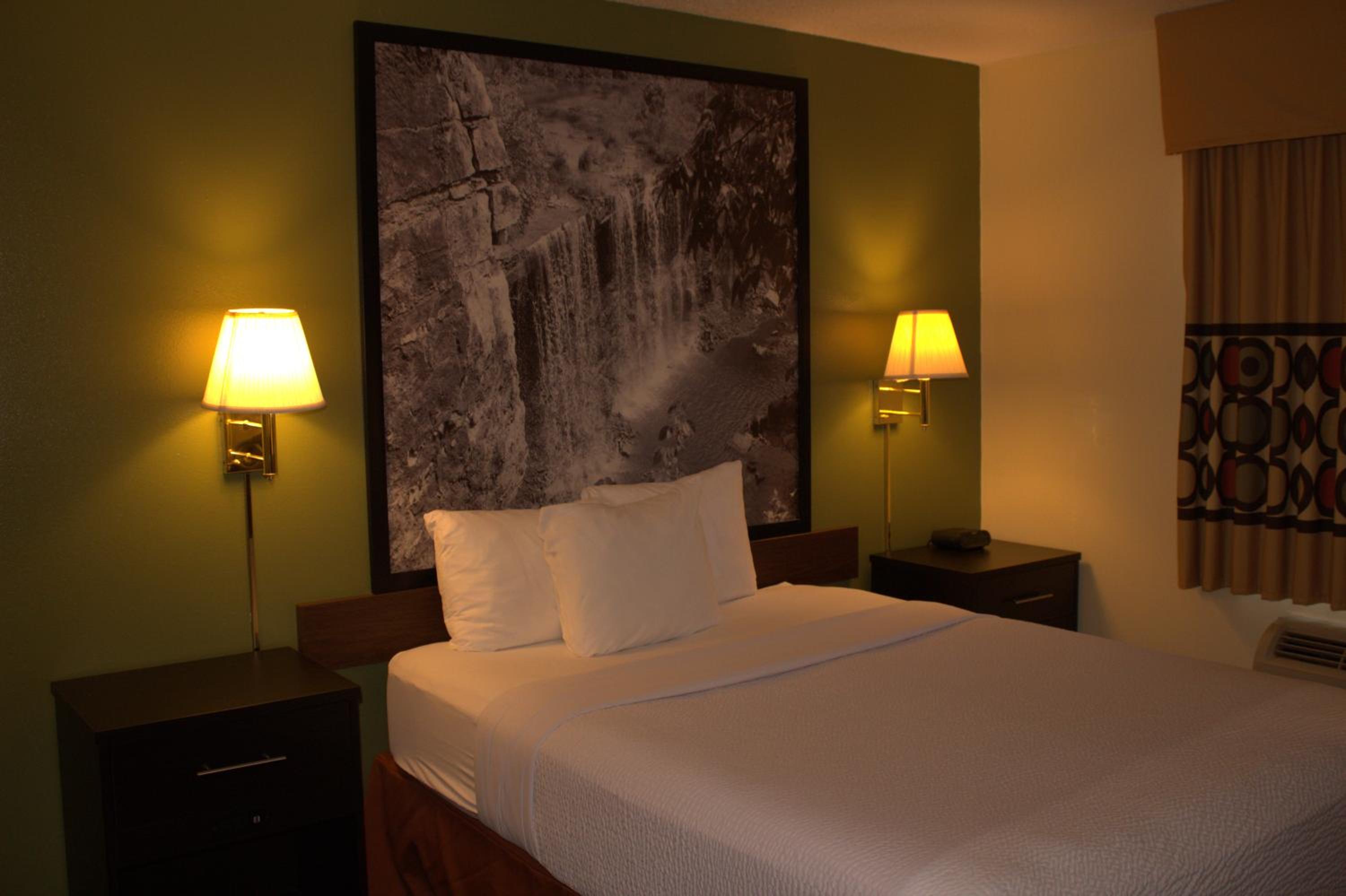 Queen Room - Non-Smoking - Photo 4