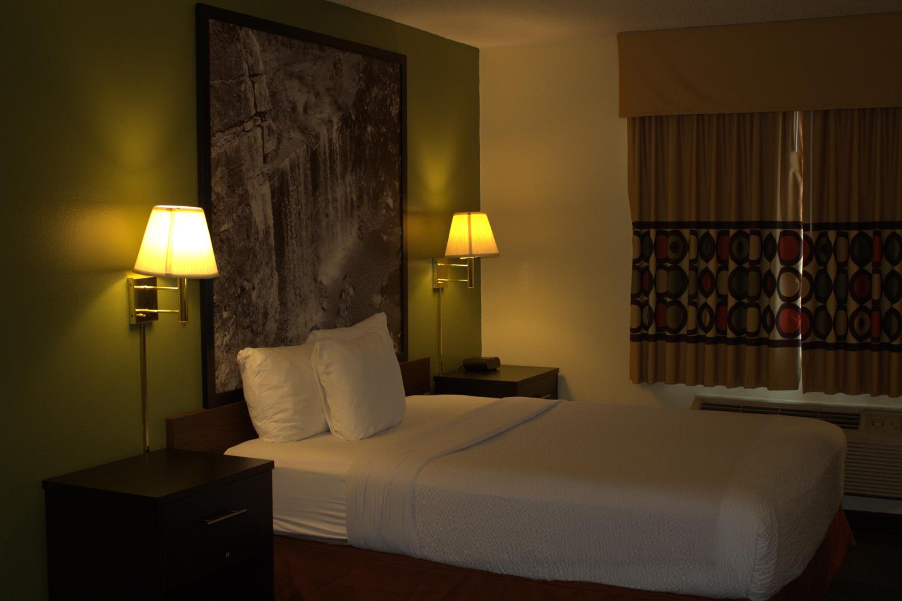 Queen Room - Non-Smoking - Photo 5