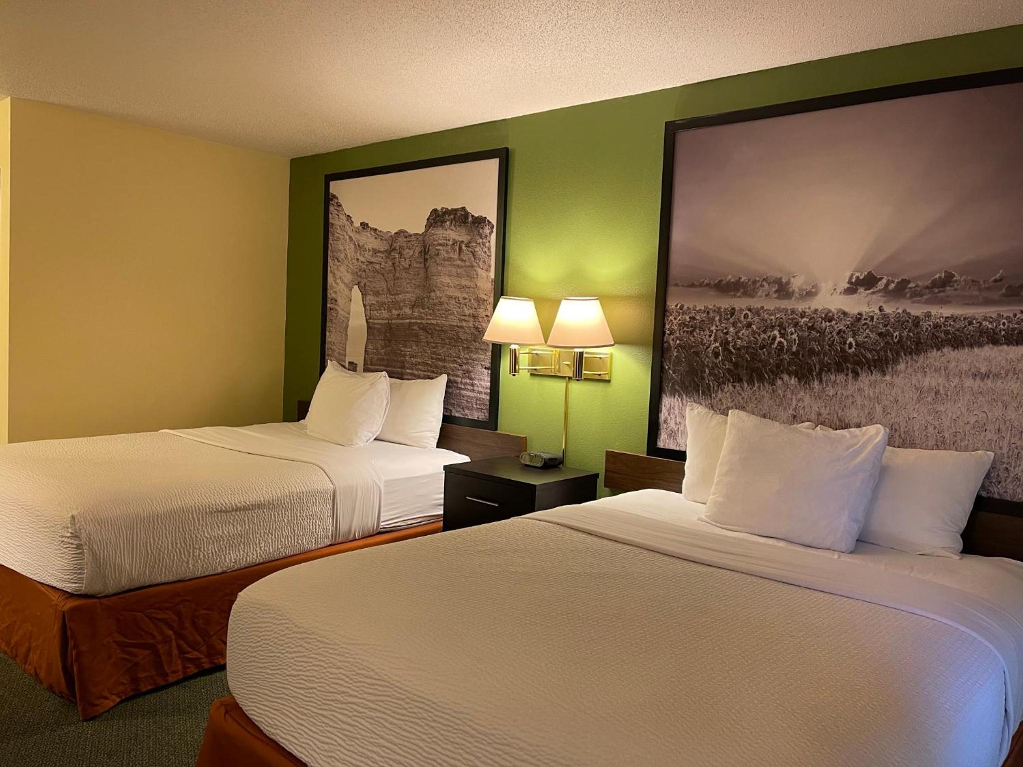 Queen Room with Two Queen Beds - Non-Smoking - Photo 9