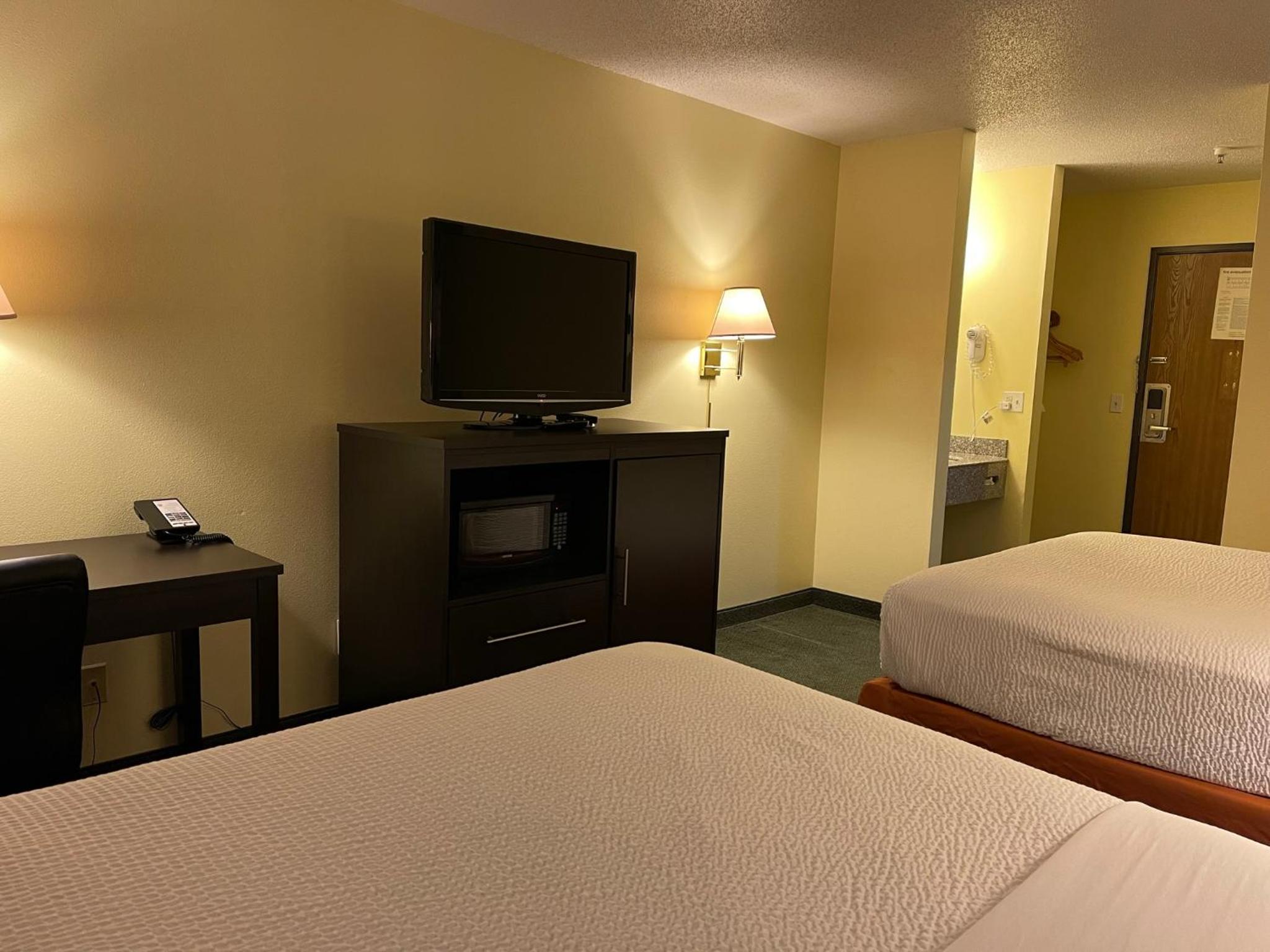 Queen Room with Two Queen Beds - Non-Smoking - Photo 10
