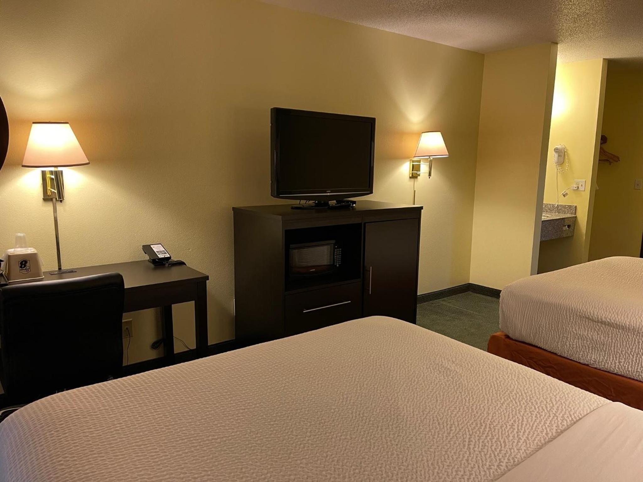 Queen Room with Two Queen Beds - Non-Smoking - Photo 11