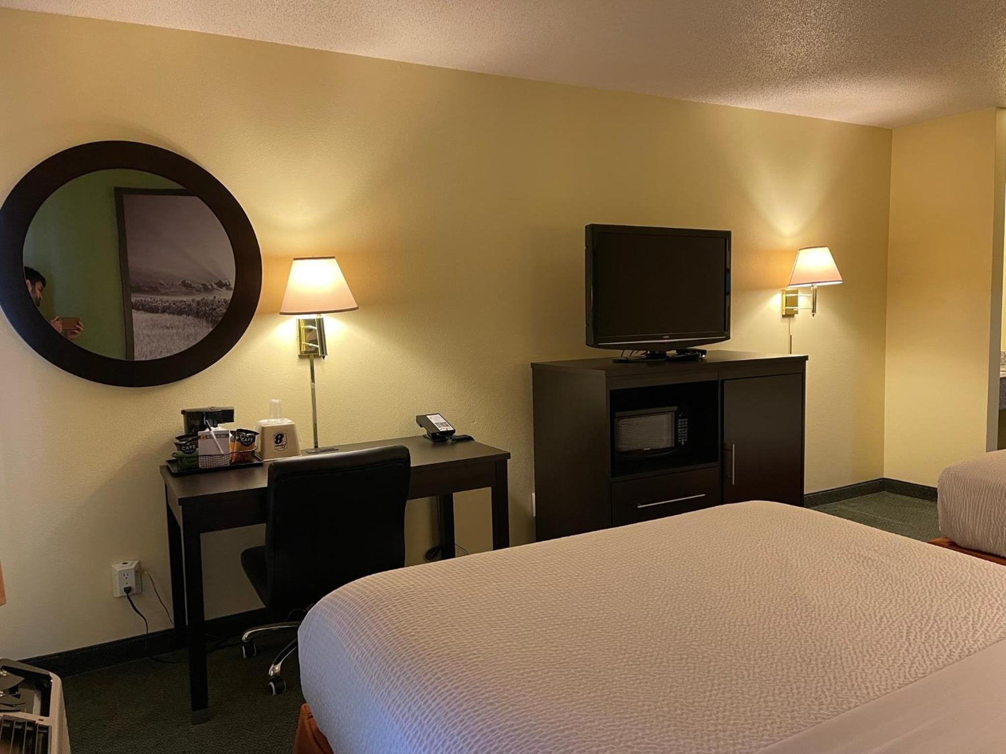 Queen Room with Two Queen Beds - Non-Smoking - Photo 2