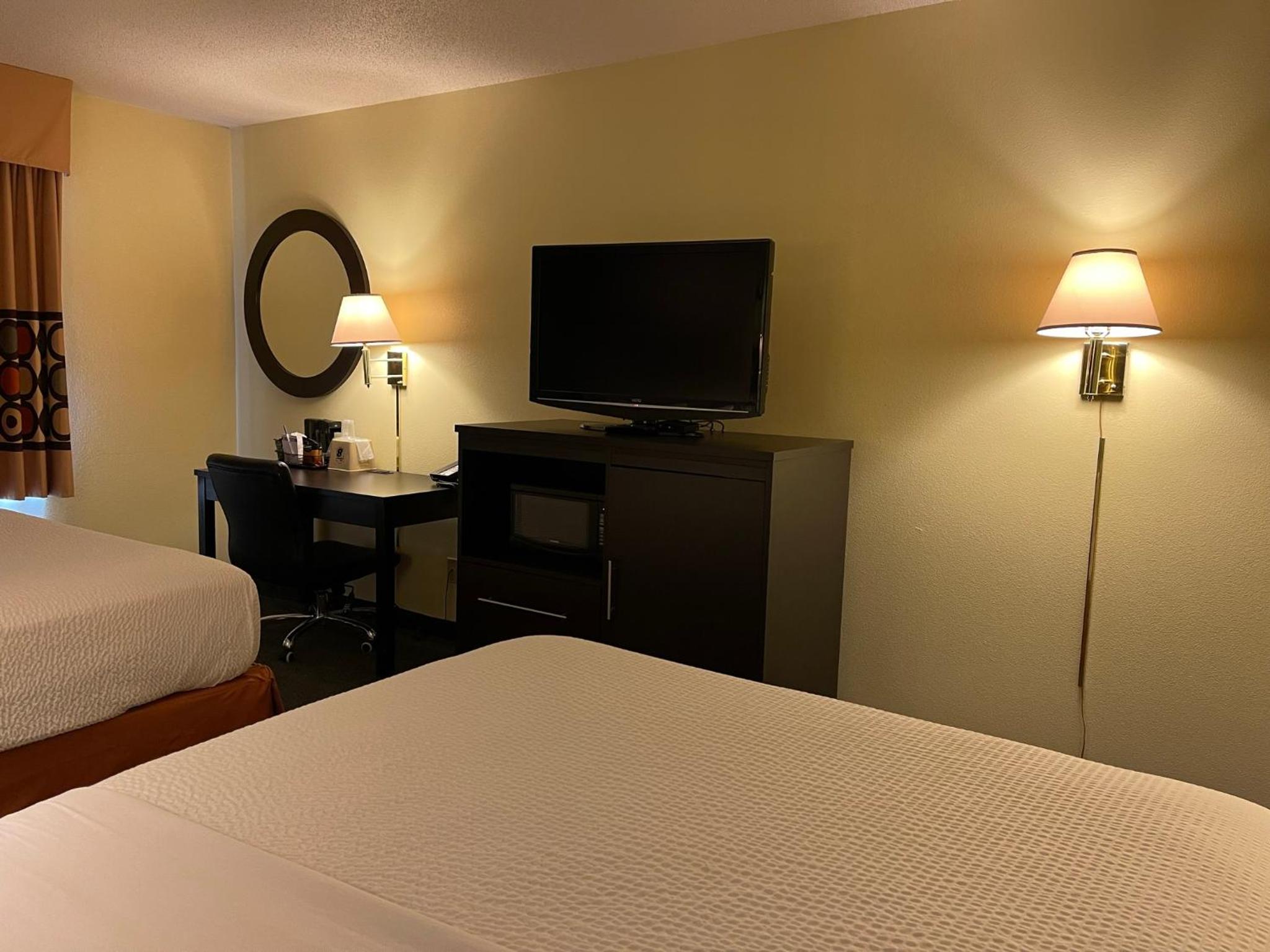 Queen Room with Two Queen Beds - Non-Smoking - Photo 16