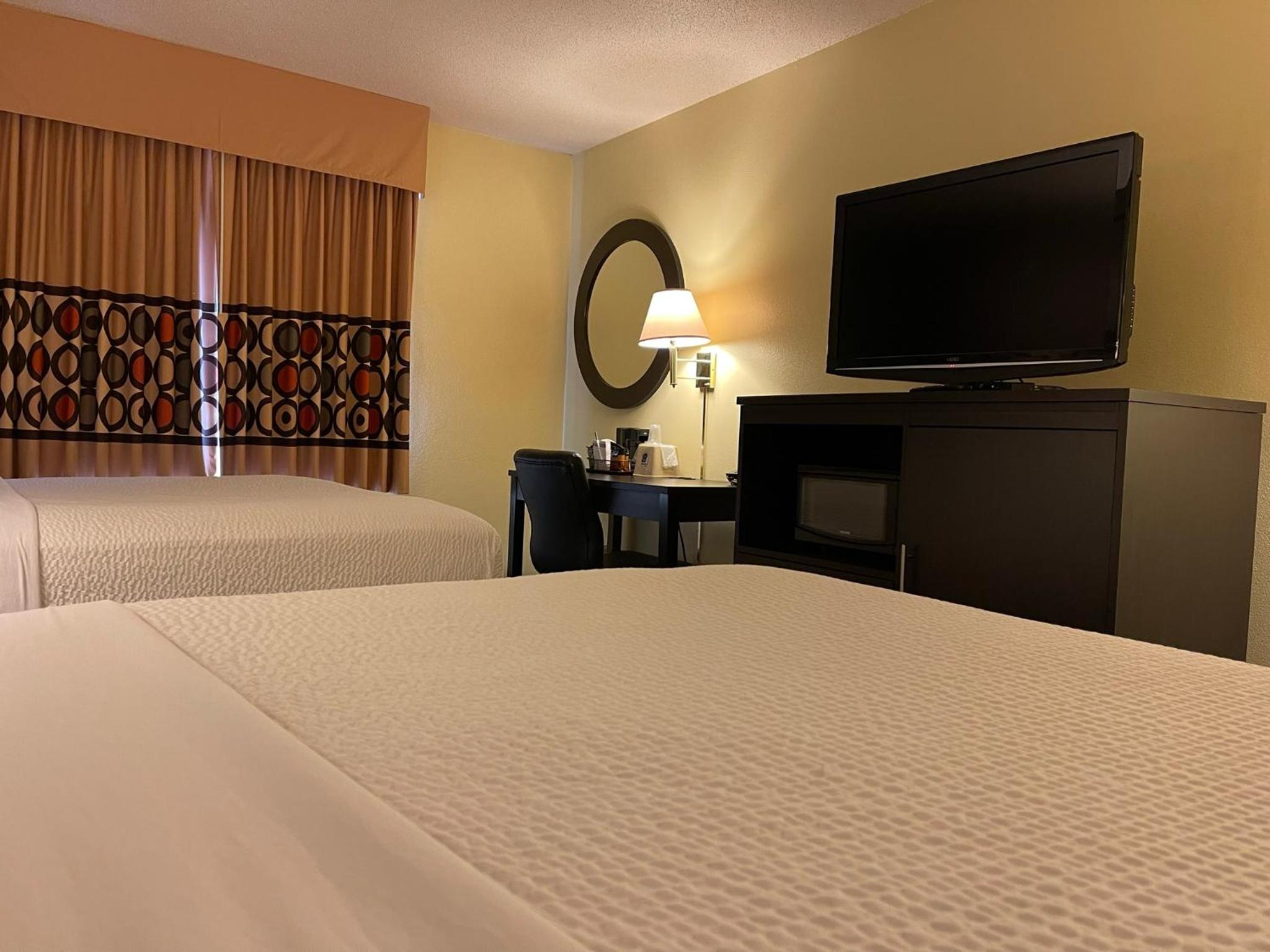 Queen Room with Two Queen Beds - Non-Smoking - Photo 1