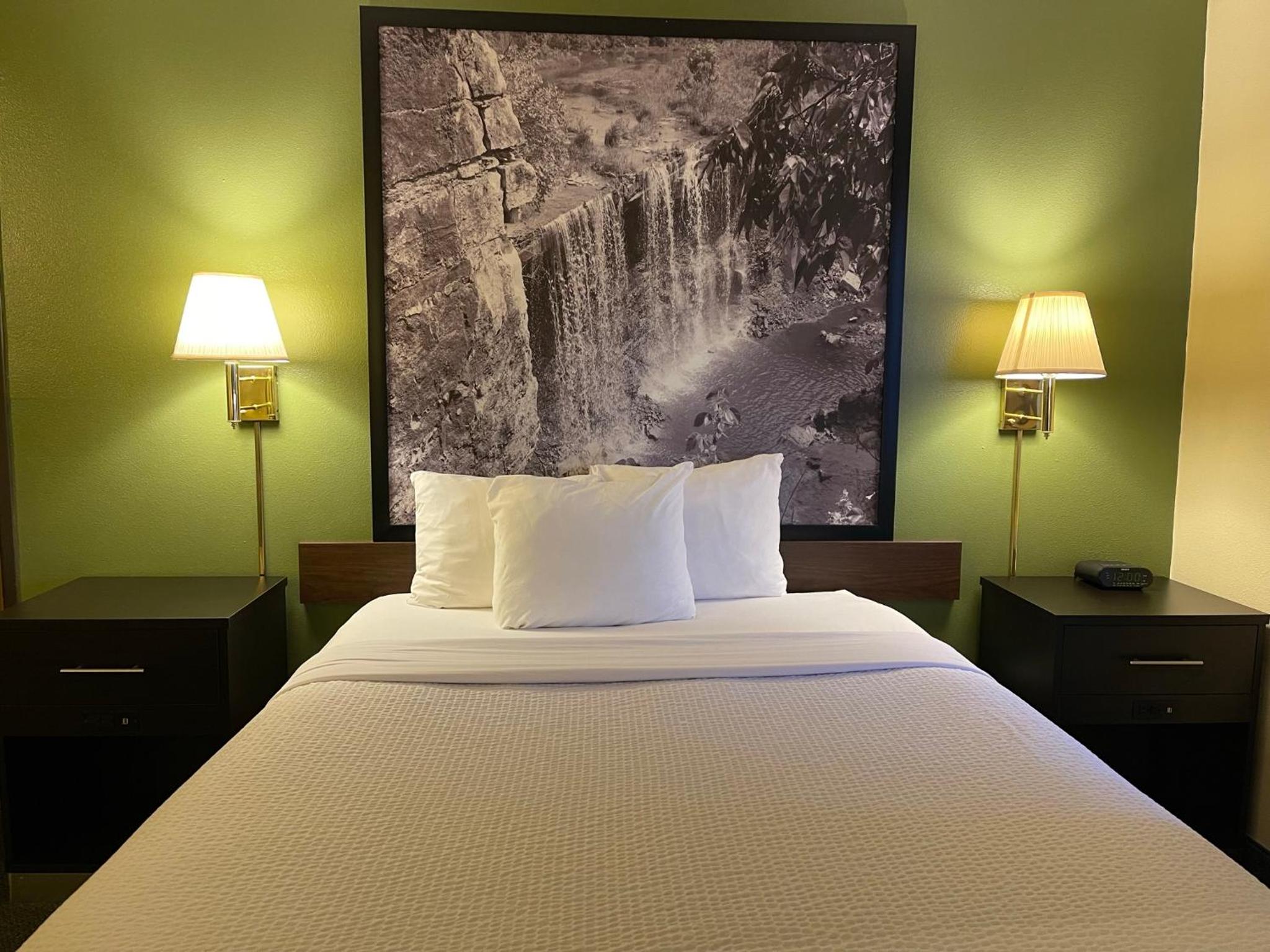 Queen Room - Non-Smoking - Photo 10