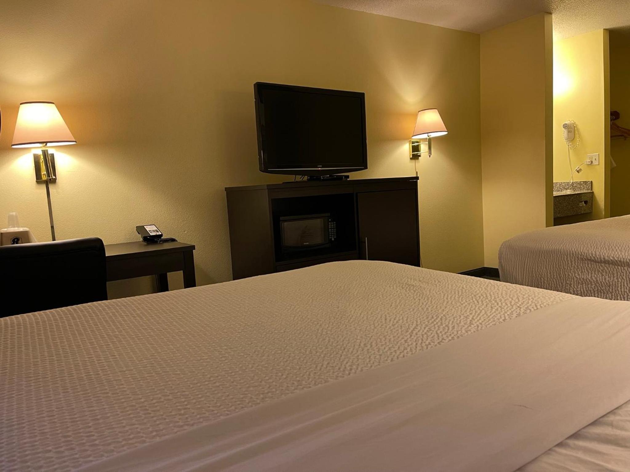 Queen Room with Two Queen Beds - Non-Smoking - Photo 8