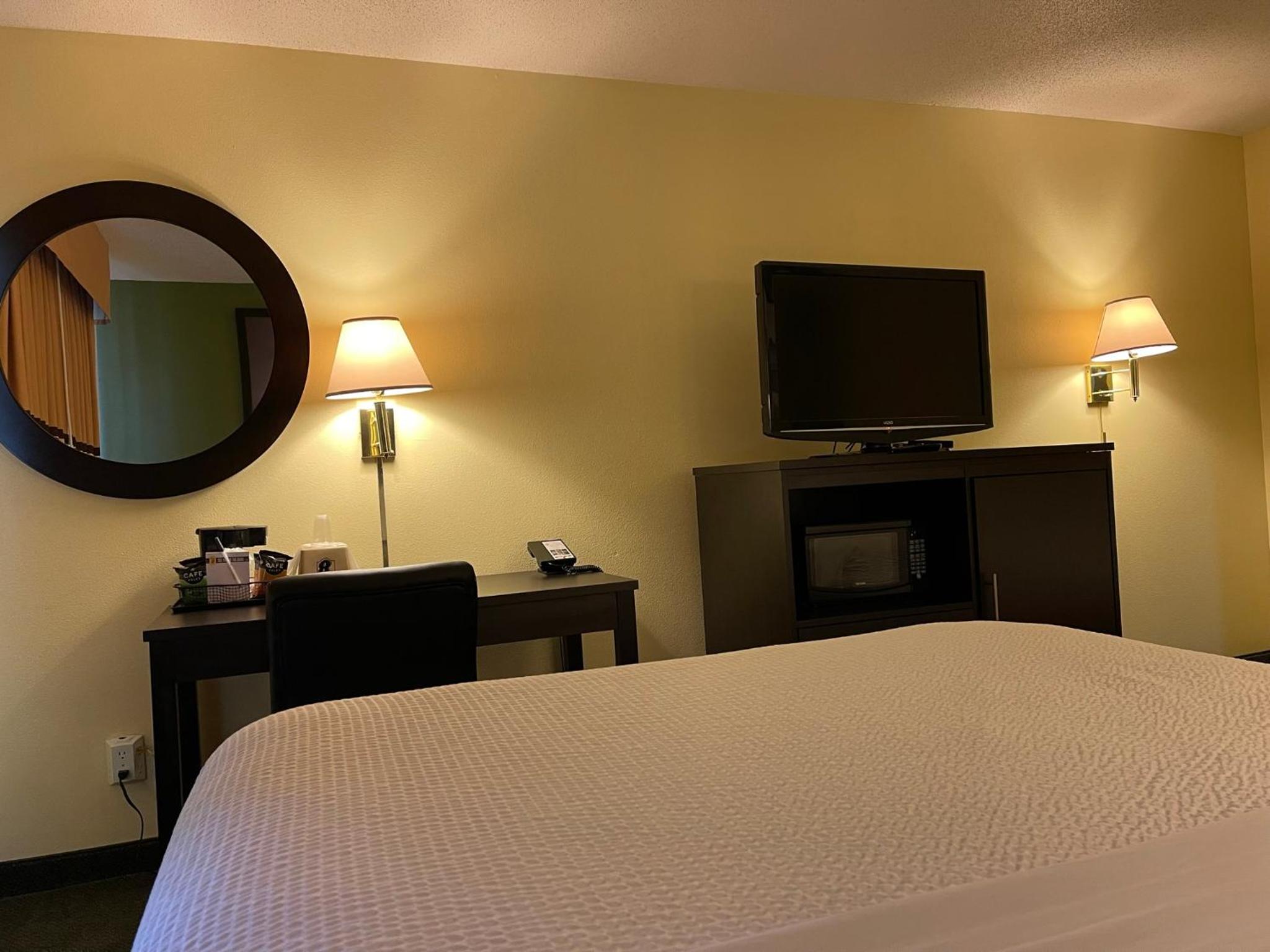 Queen Room with Two Queen Beds - Non-Smoking - Photo 12