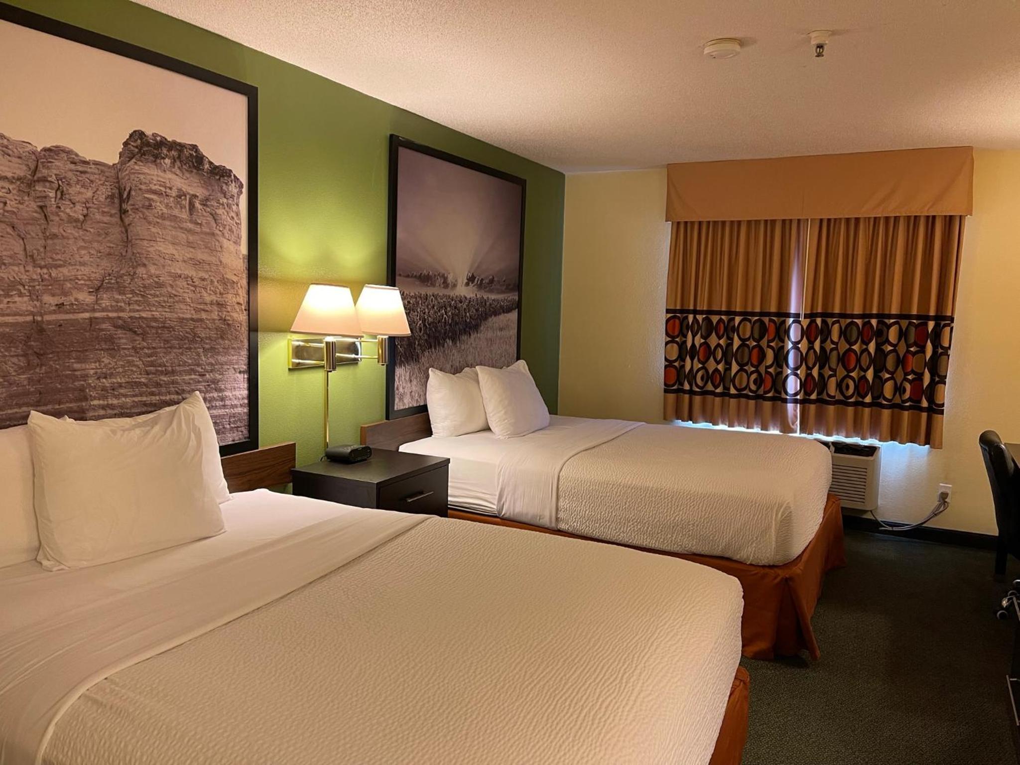 Queen Room with Two Queen Beds - Non-Smoking - Photo 14