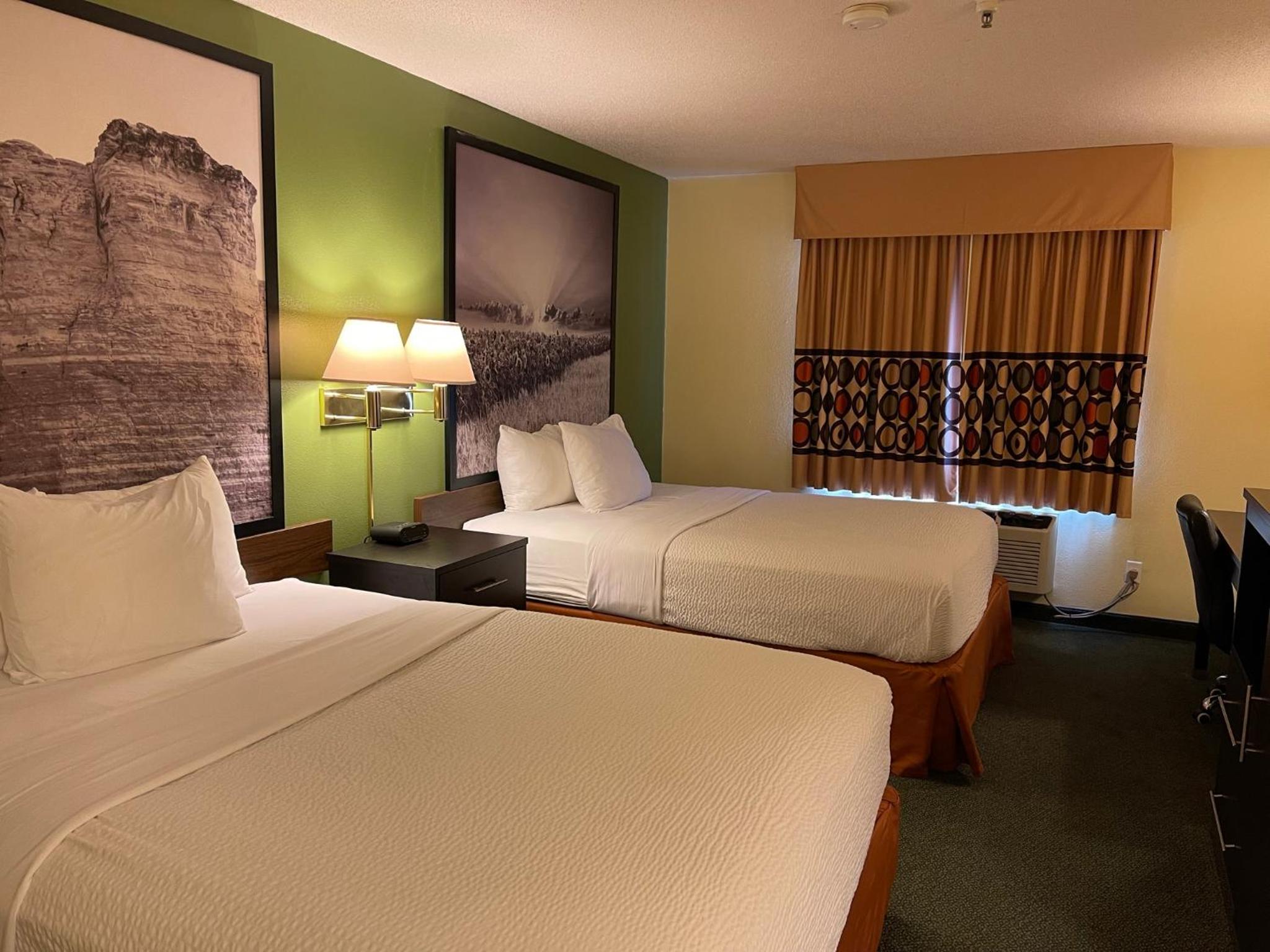Queen Room with Two Queen Beds - Non-Smoking - Photo 7