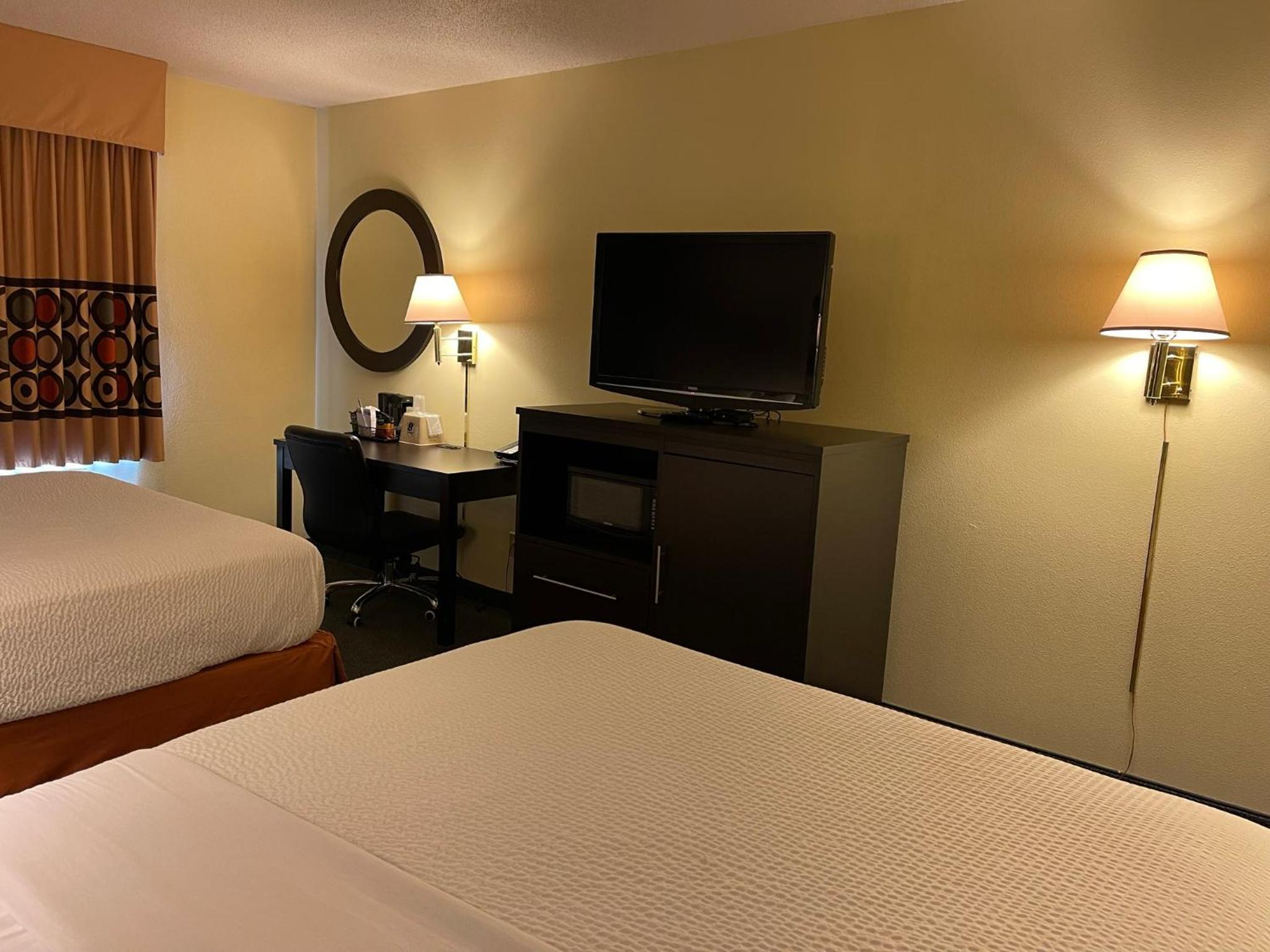 Queen Room with Two Queen Beds - Non-Smoking - Photo 5
