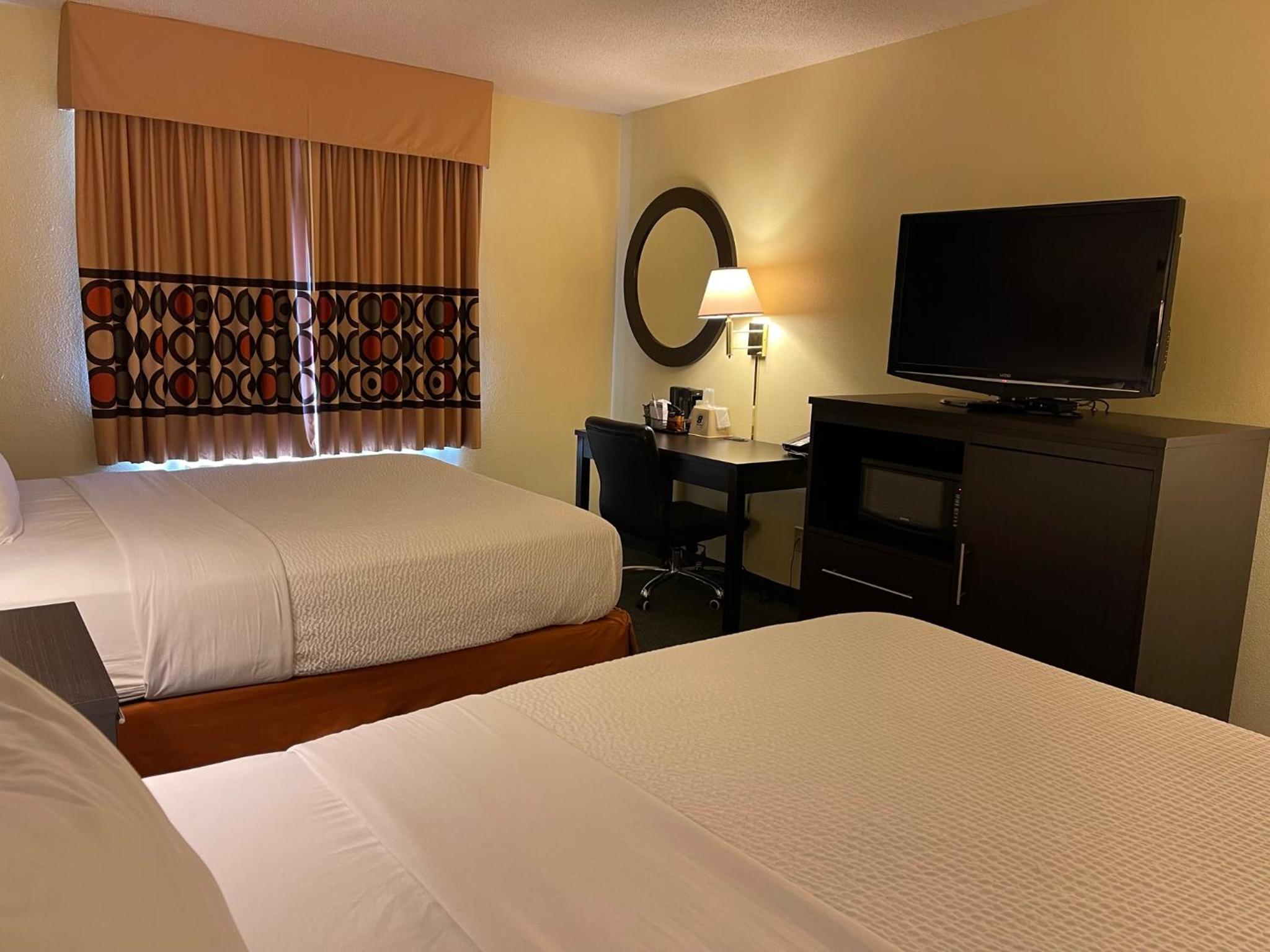 Queen Room with Two Queen Beds - Non-Smoking - Photo 15