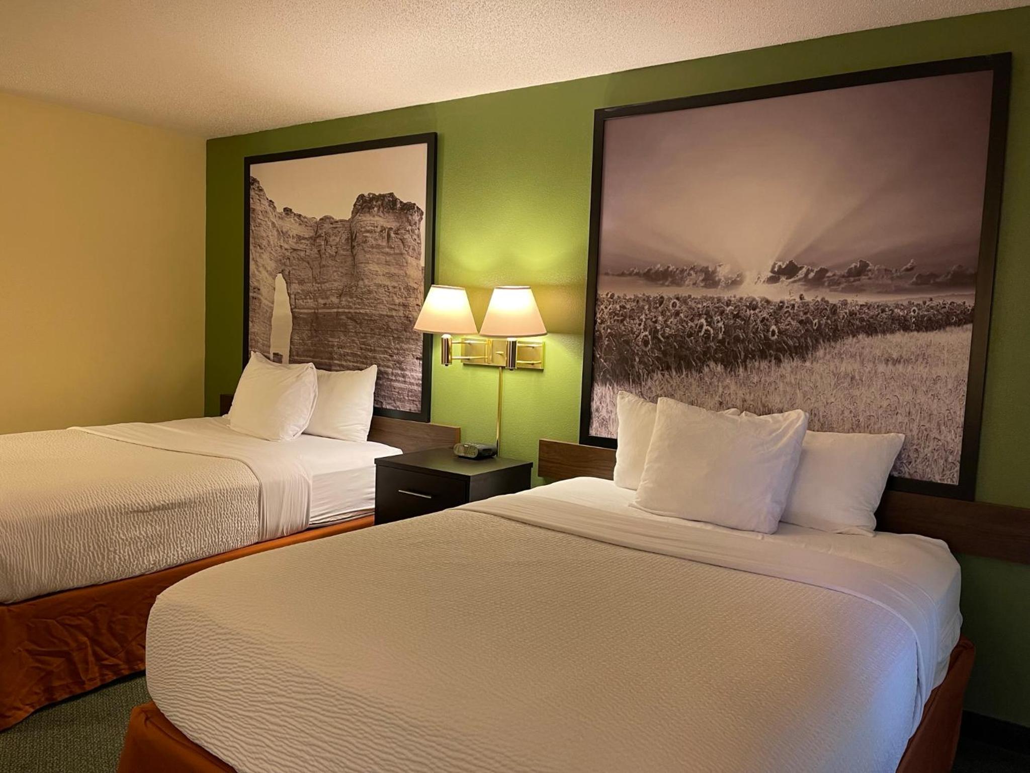 Queen Room with Two Queen Beds - Non-Smoking - Photo 3