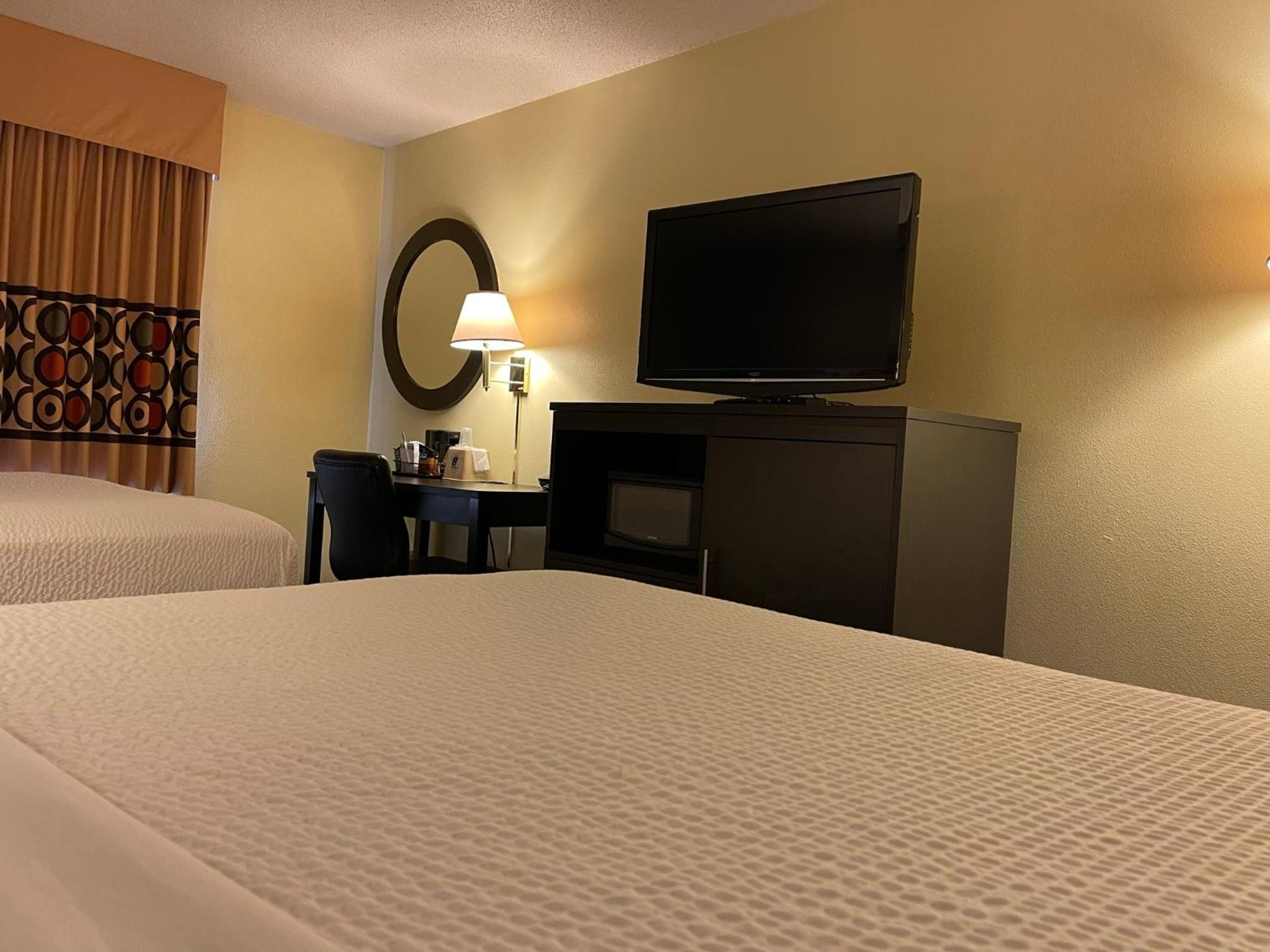 Queen Room with Two Queen Beds - Non-Smoking - Photo 4