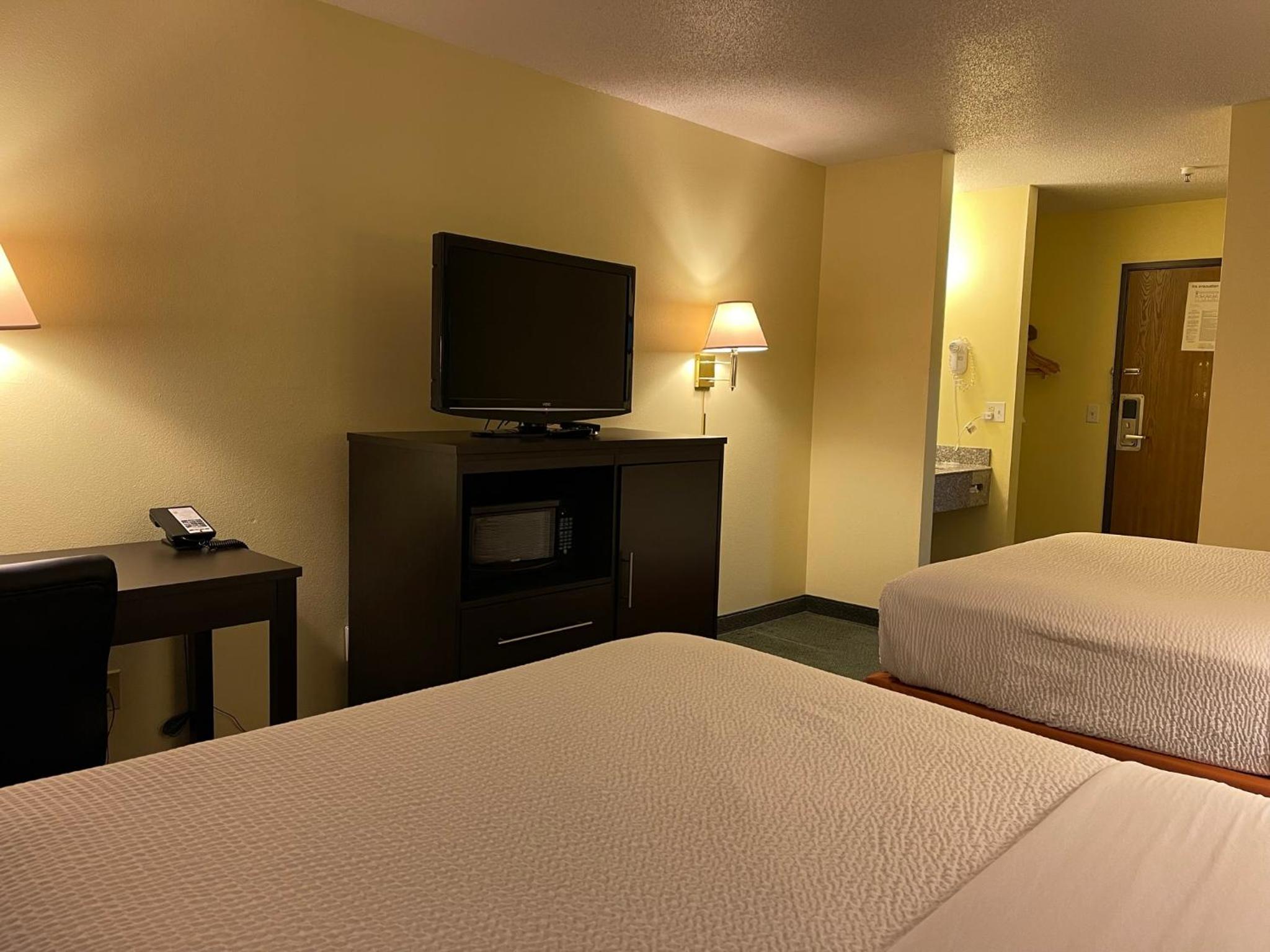 Studio Suite with Three Queen Beds - Non-Smoking - Photo 6