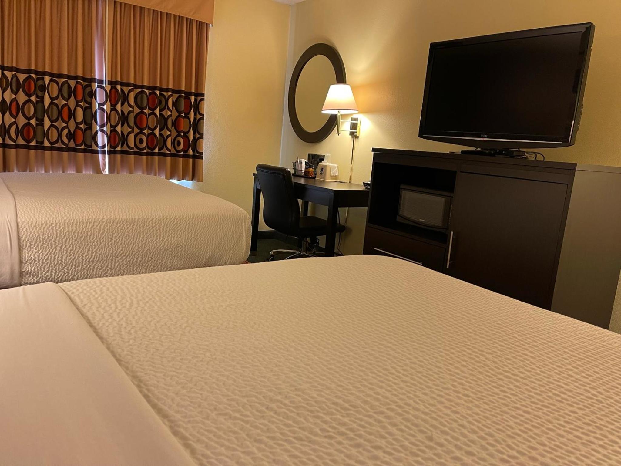 Studio Suite with Three Queen Beds - Non-Smoking - Photo 8
