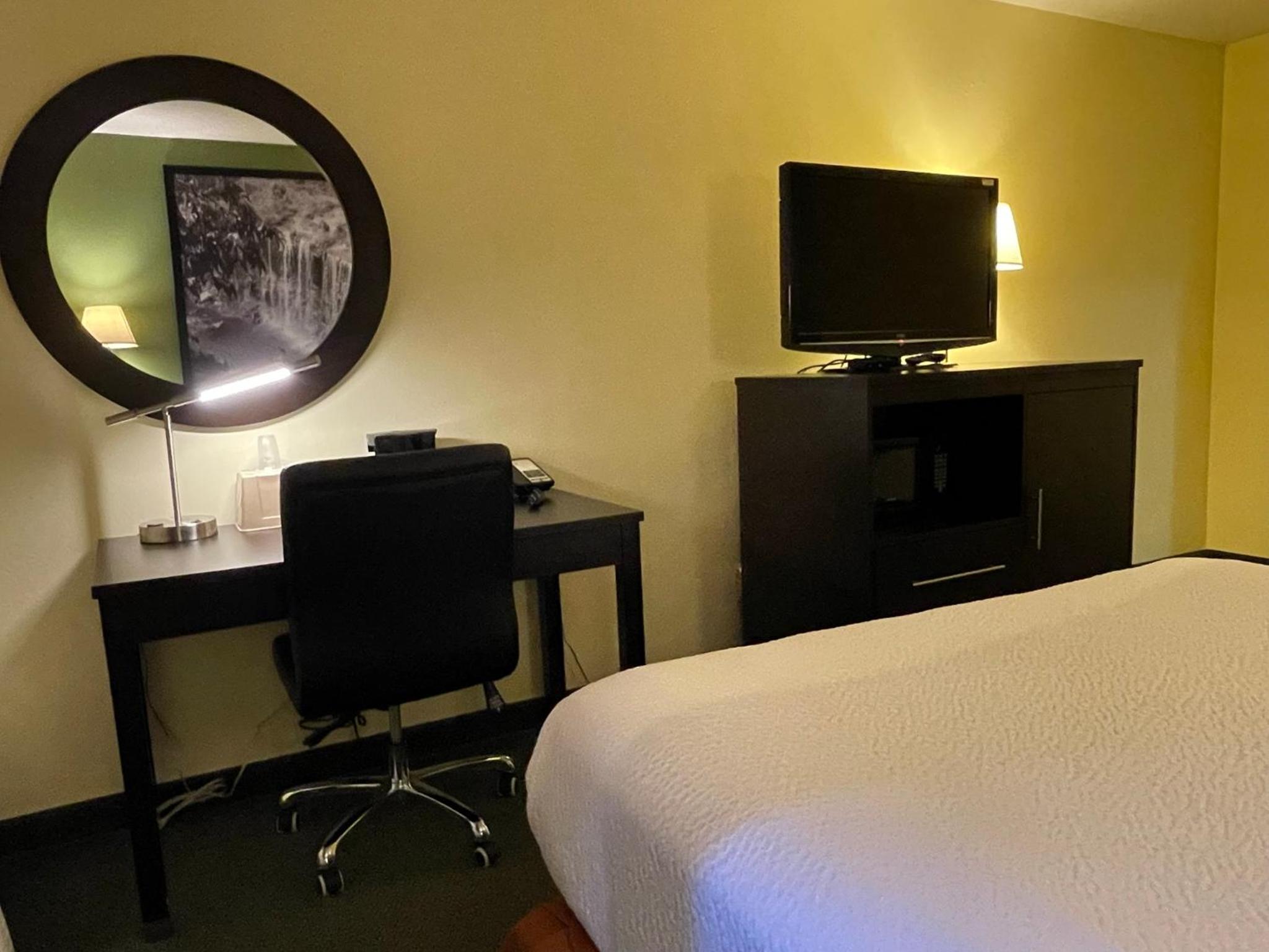 Queen Room - Pet Friendly/Non-Smoking - Photo 4