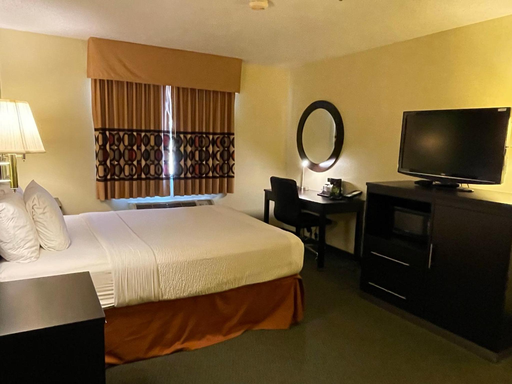 Queen Room - Pet Friendly/Non-Smoking - Photo 7