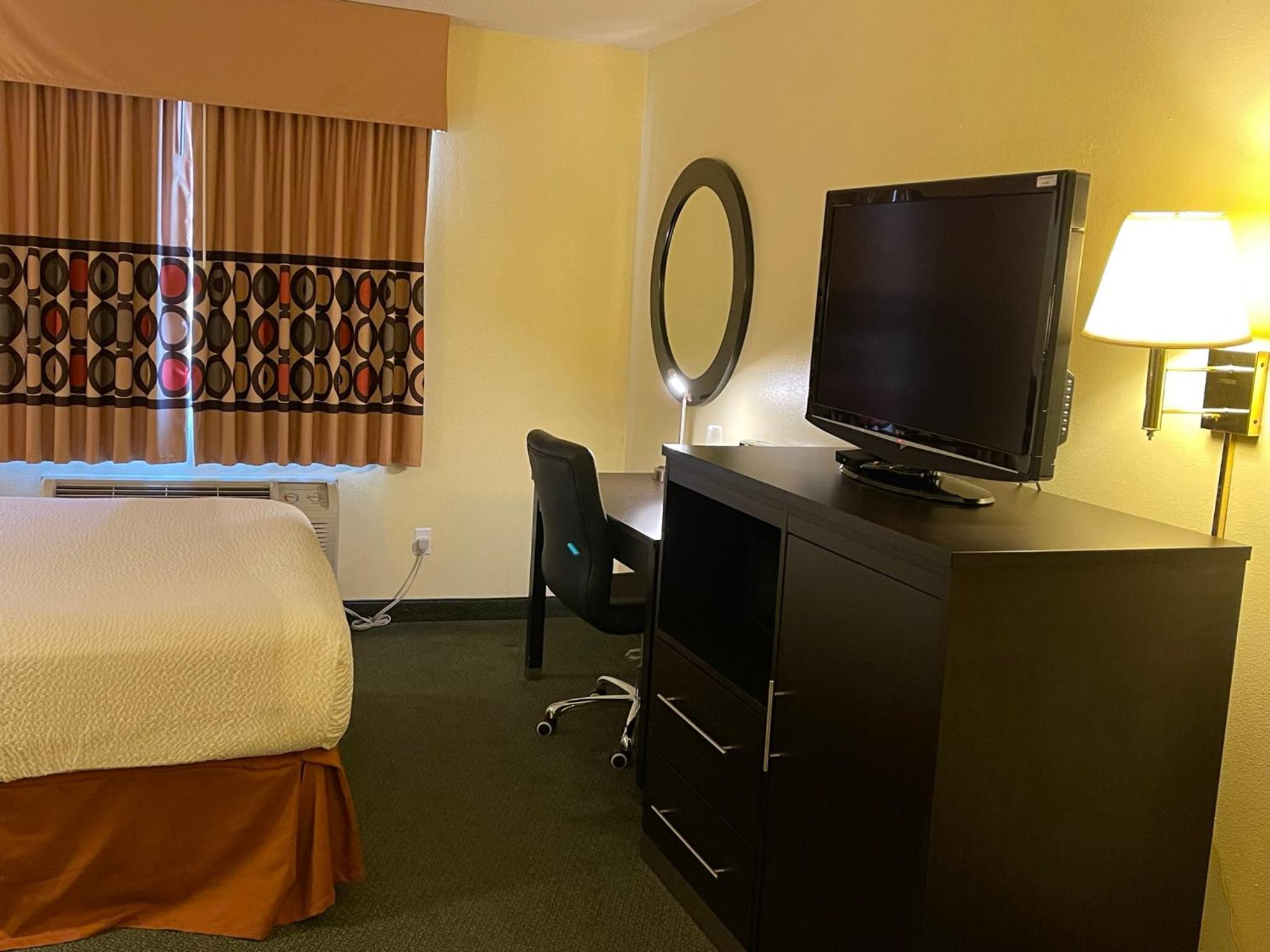 Queen Room - Pet Friendly/Non-Smoking - Photo 9