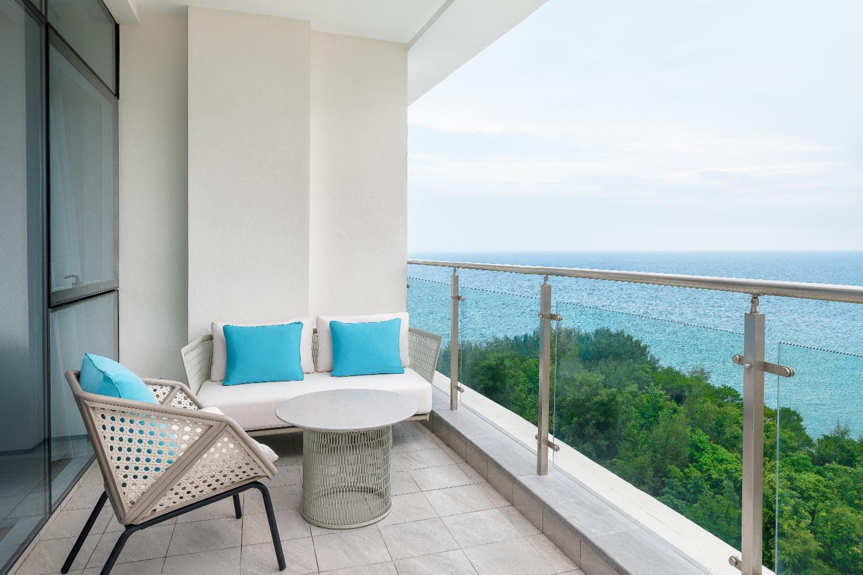 Deluxe Guest room, 1 King,  Ocean view, Balcony photo 2