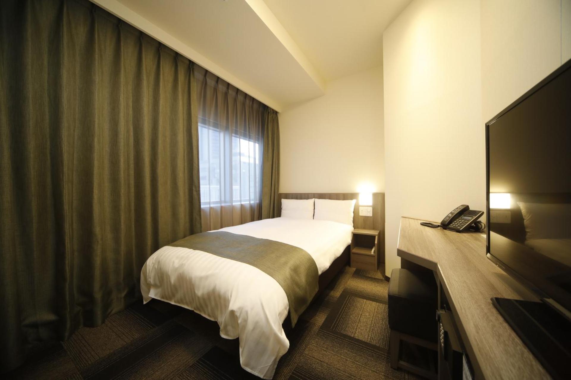 【Tokyo Residents Only - Check in after 2PM】Double Room with Small Double Bed