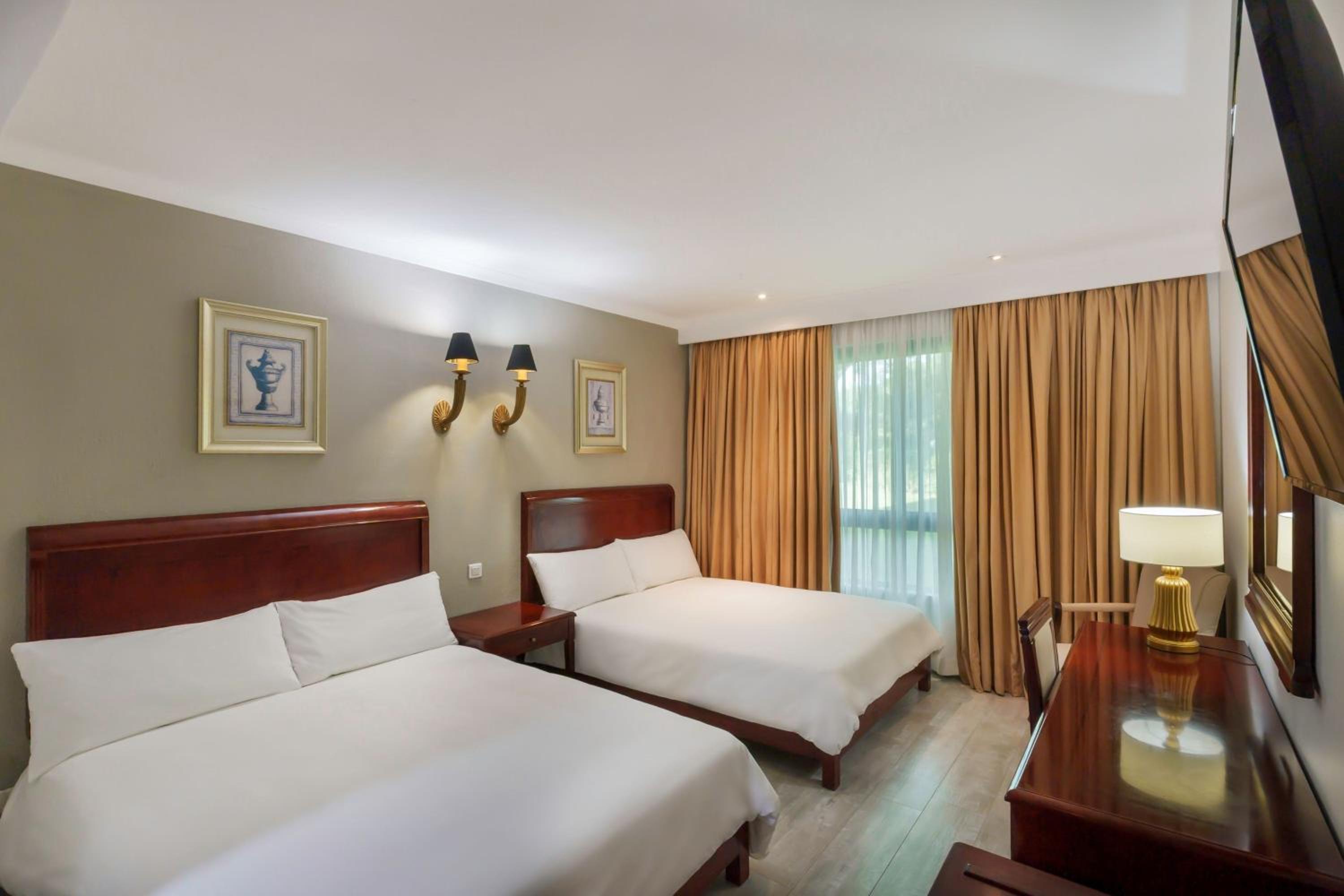 Guest room, 2 Queen, Pool and Garden view photo 2