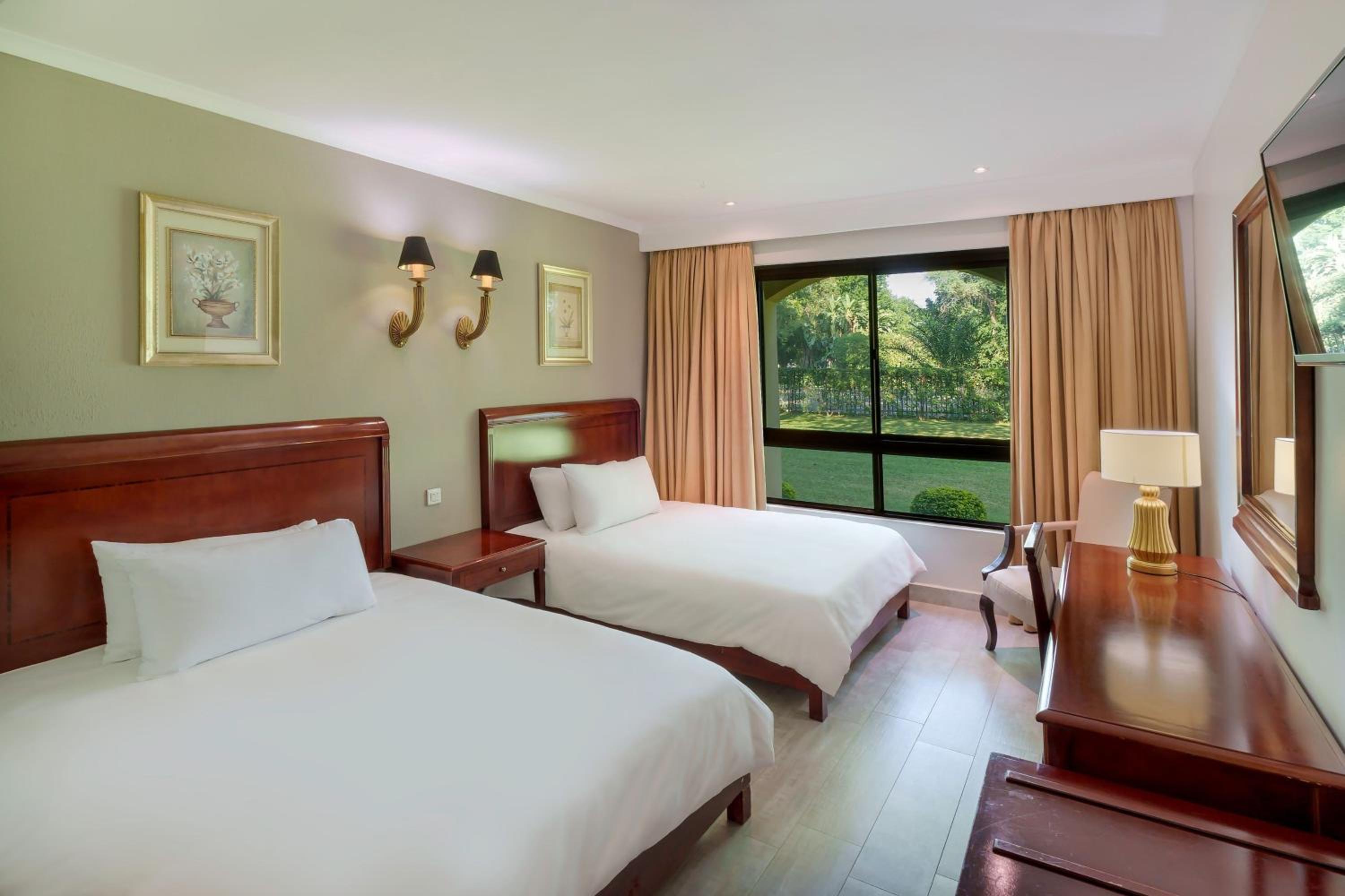 Guest room, 2 Queen, Pool and Garden view photo 3
