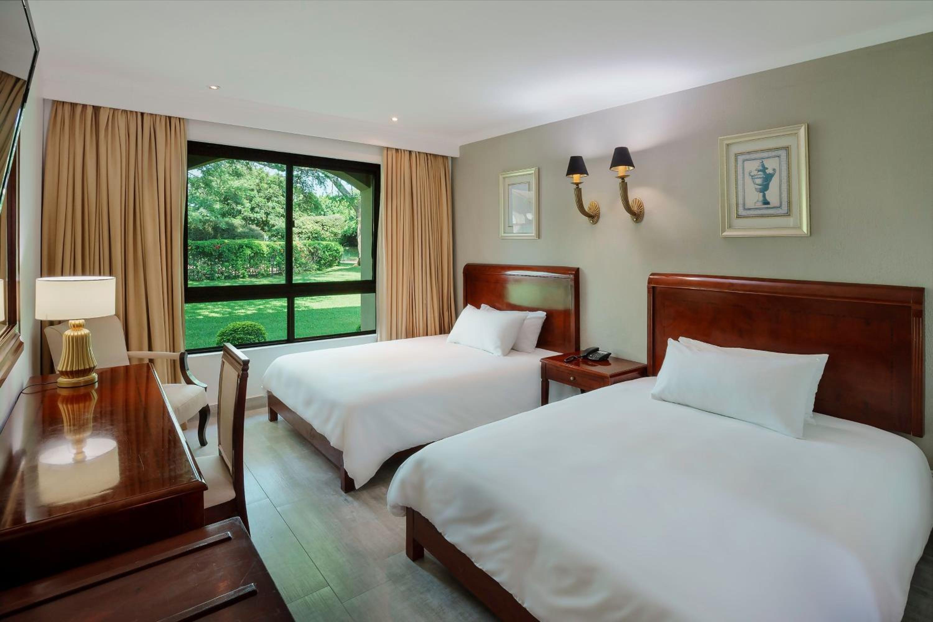 Guest room, 2 Queen, Pool and Garden view