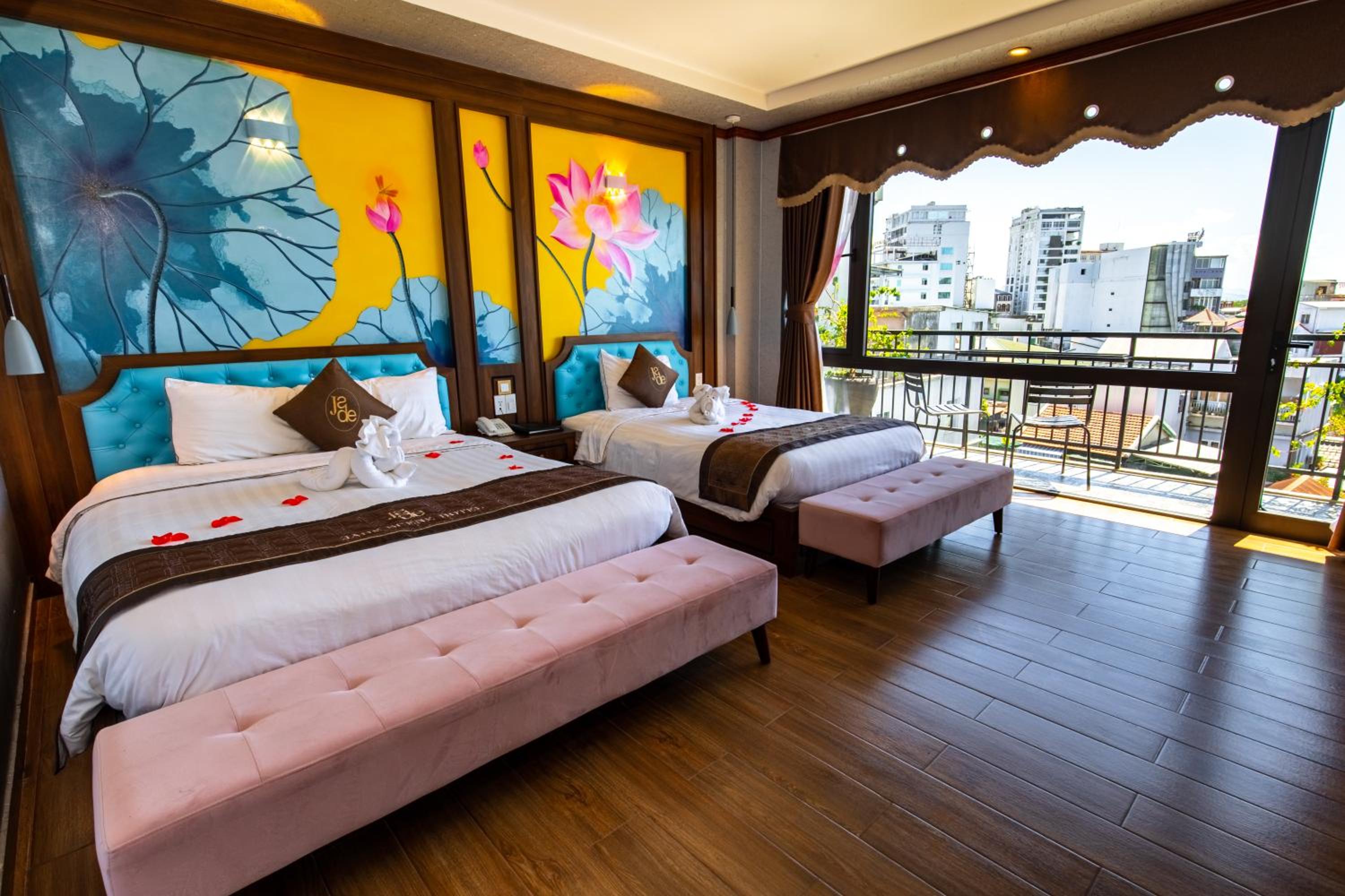 Family Room with Balcony photo 2