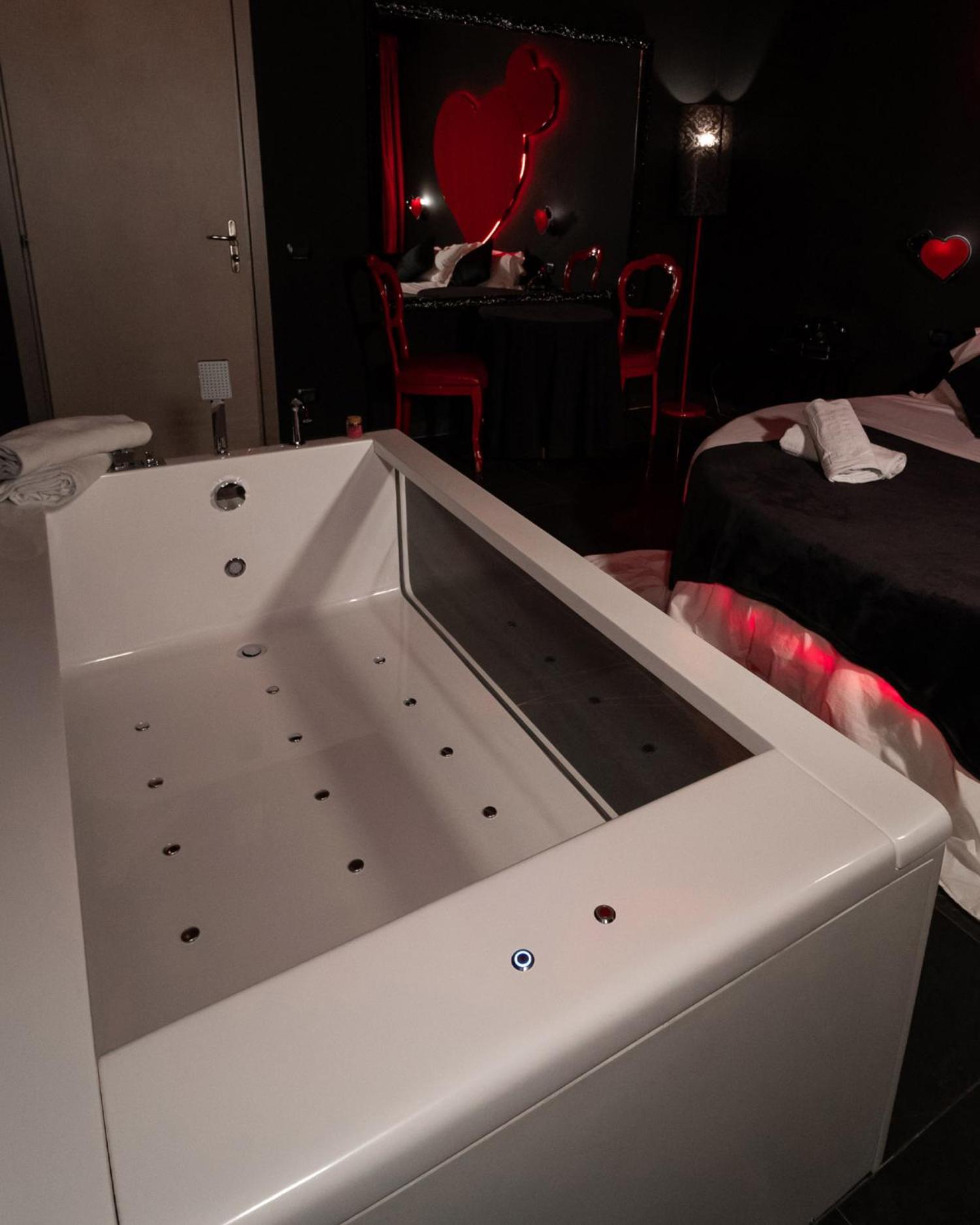 Suite with Spa Bath - Photo 4
