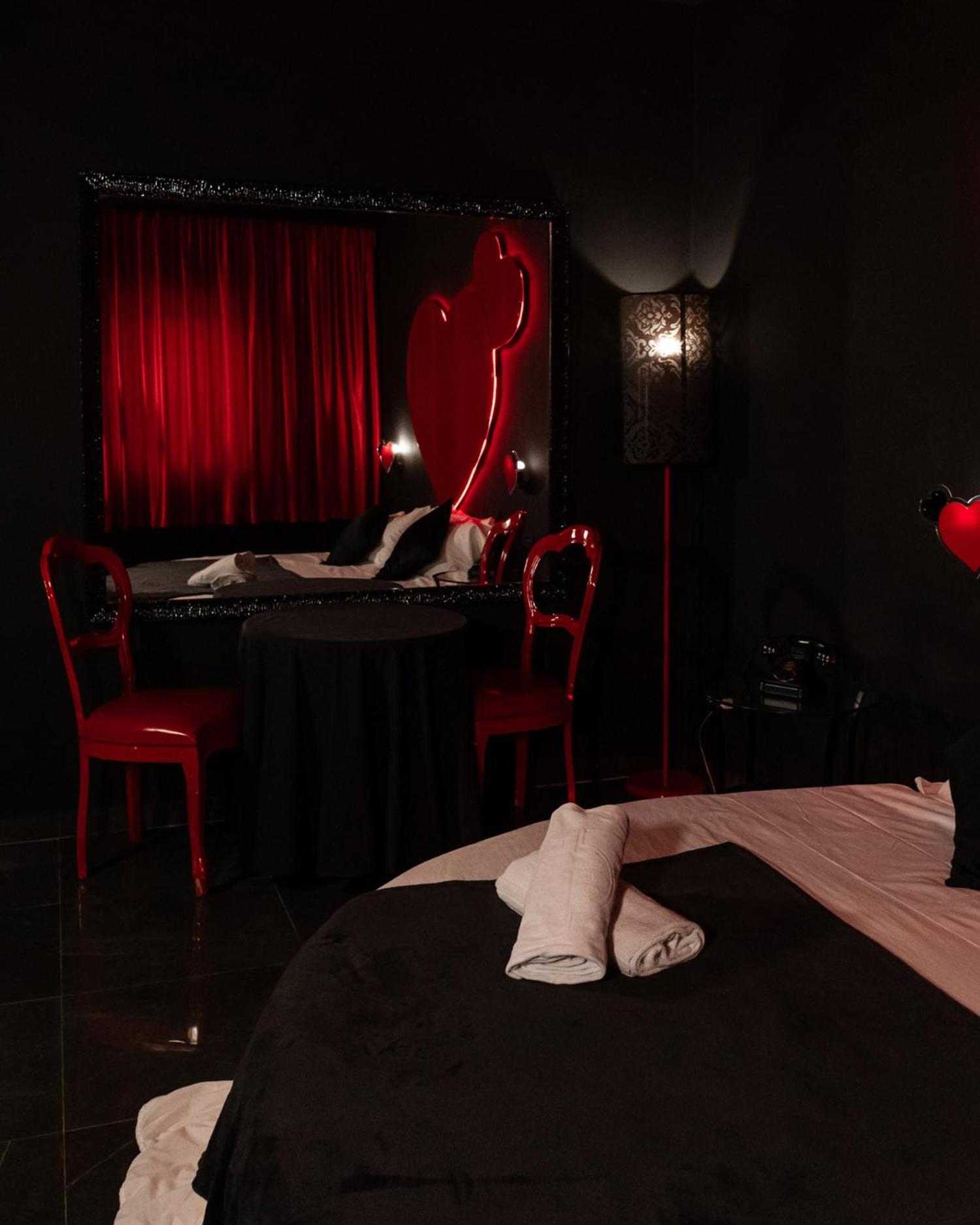 Suite with Spa Bath - Photo 2