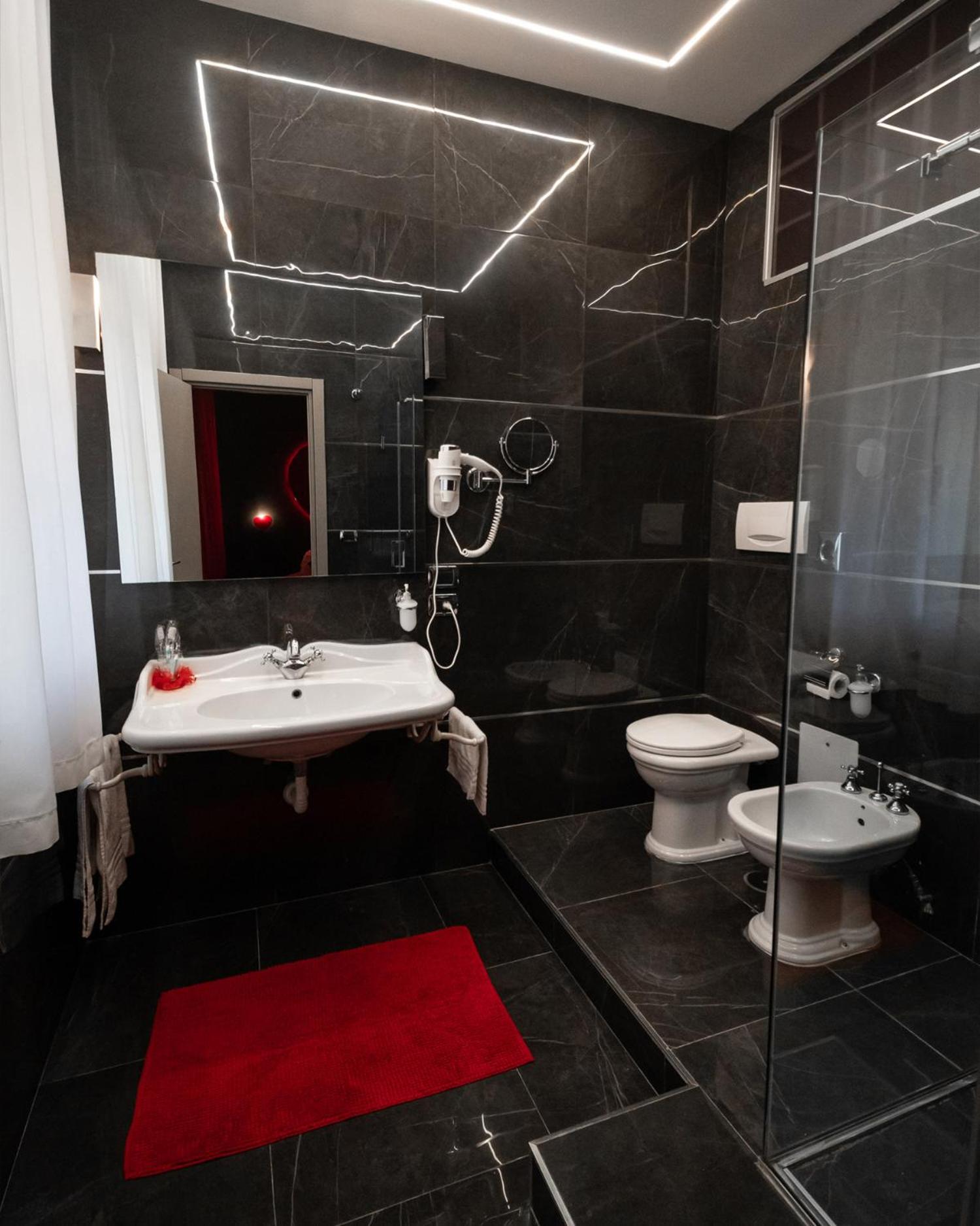 Suite with Spa Bath - Photo 3