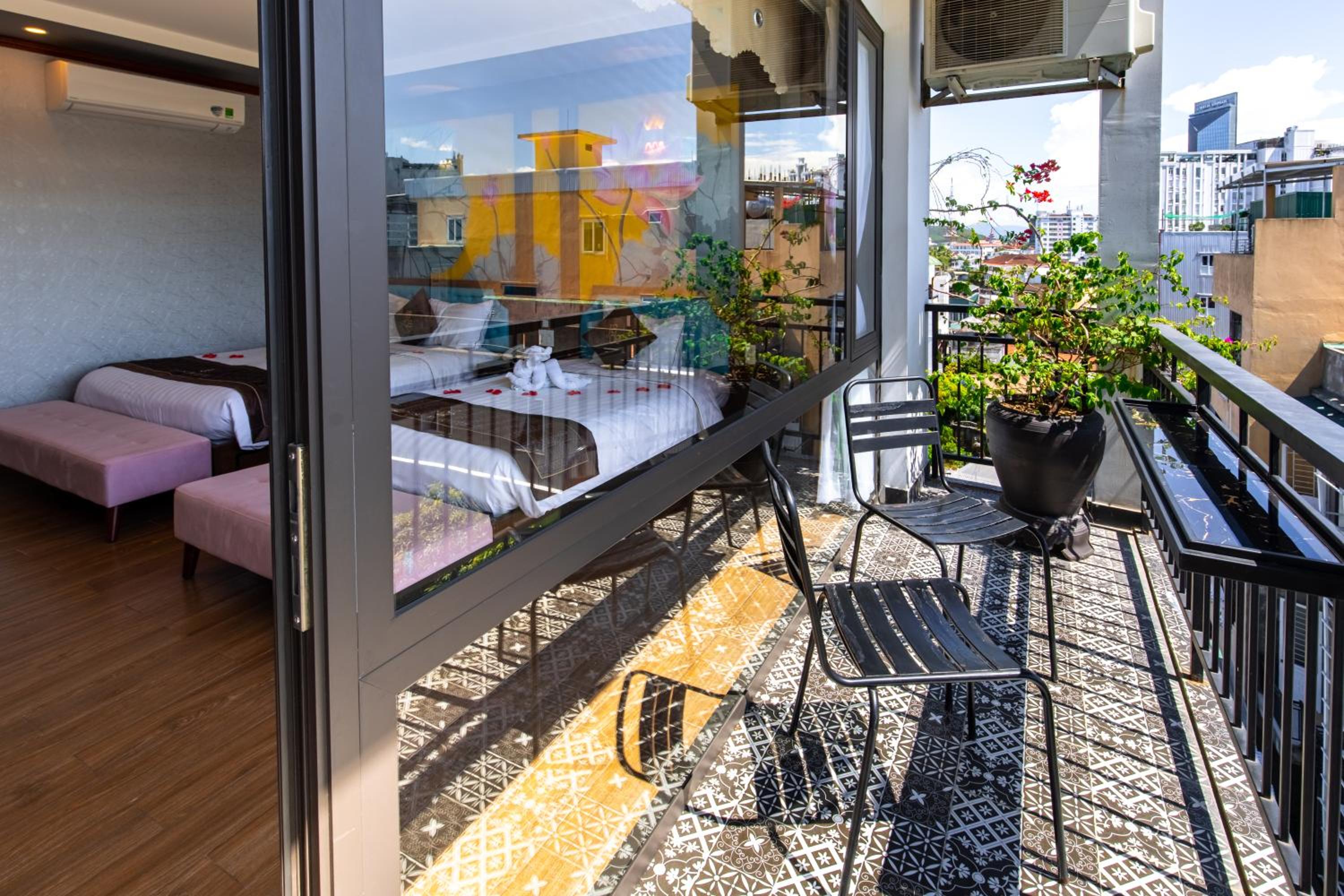 Family Room with Balcony photo 3