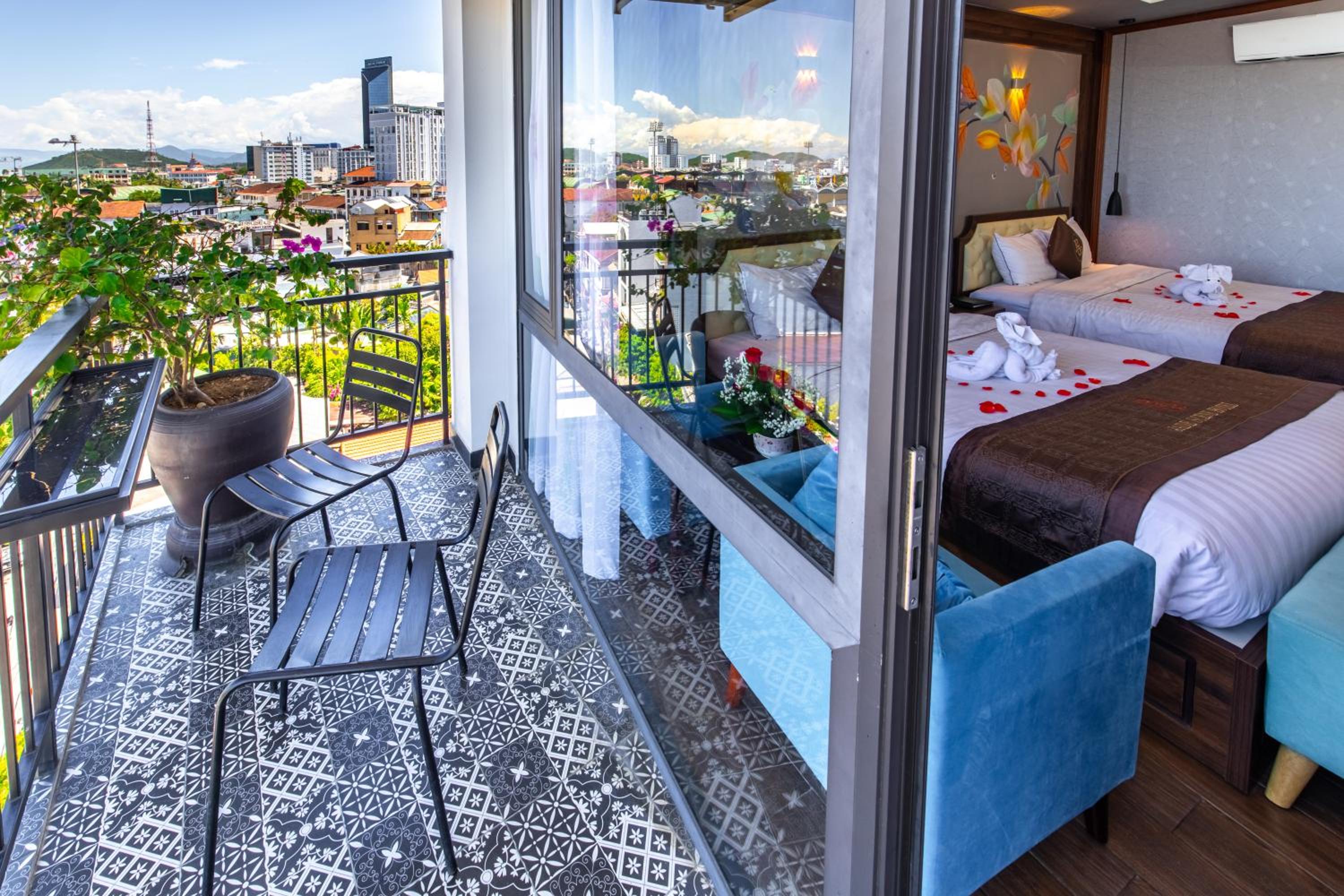 Family Room with Balcony photo 2