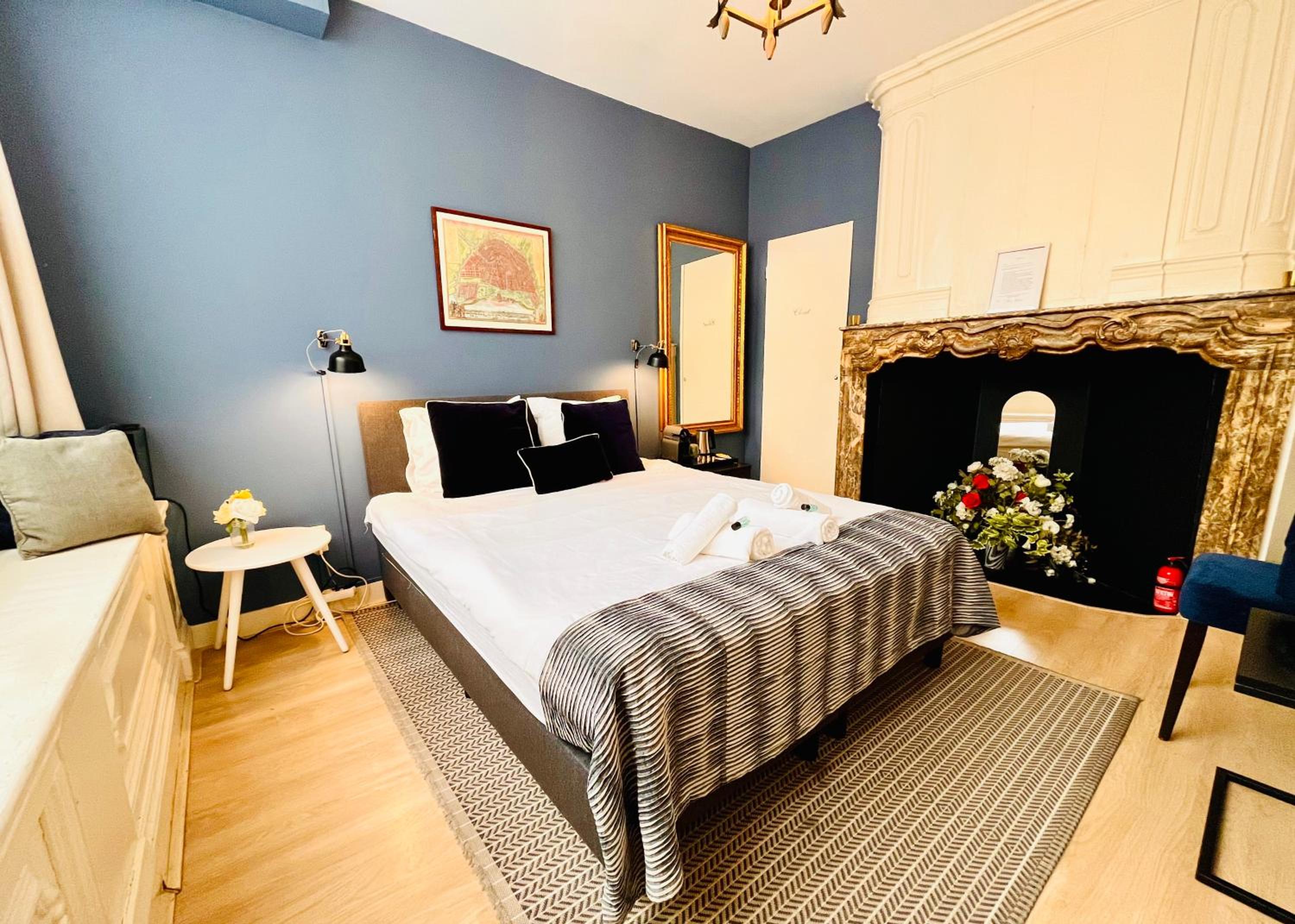 Double Room with Shared Bathroom photo 3
