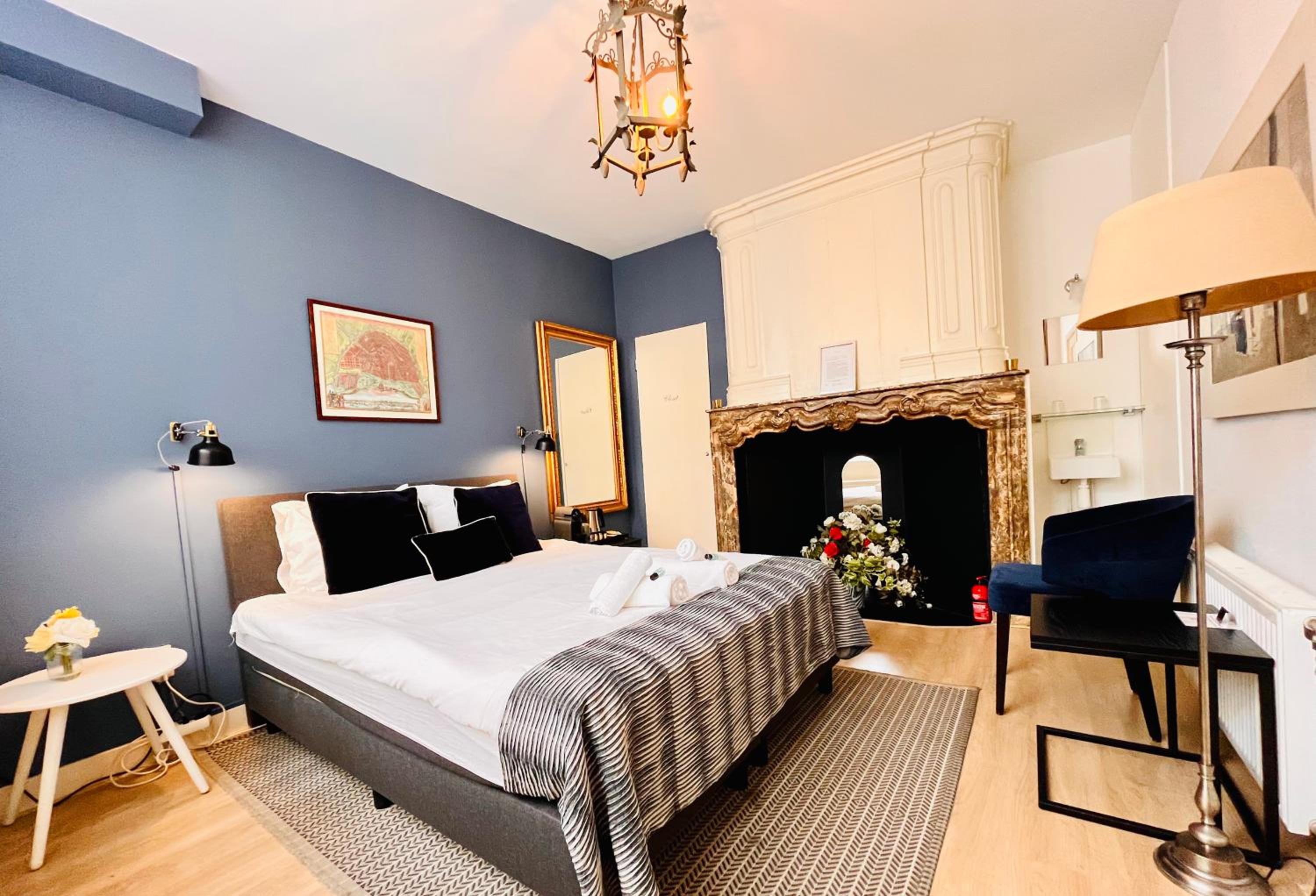 Double Room with Shared Bathroom photo 1