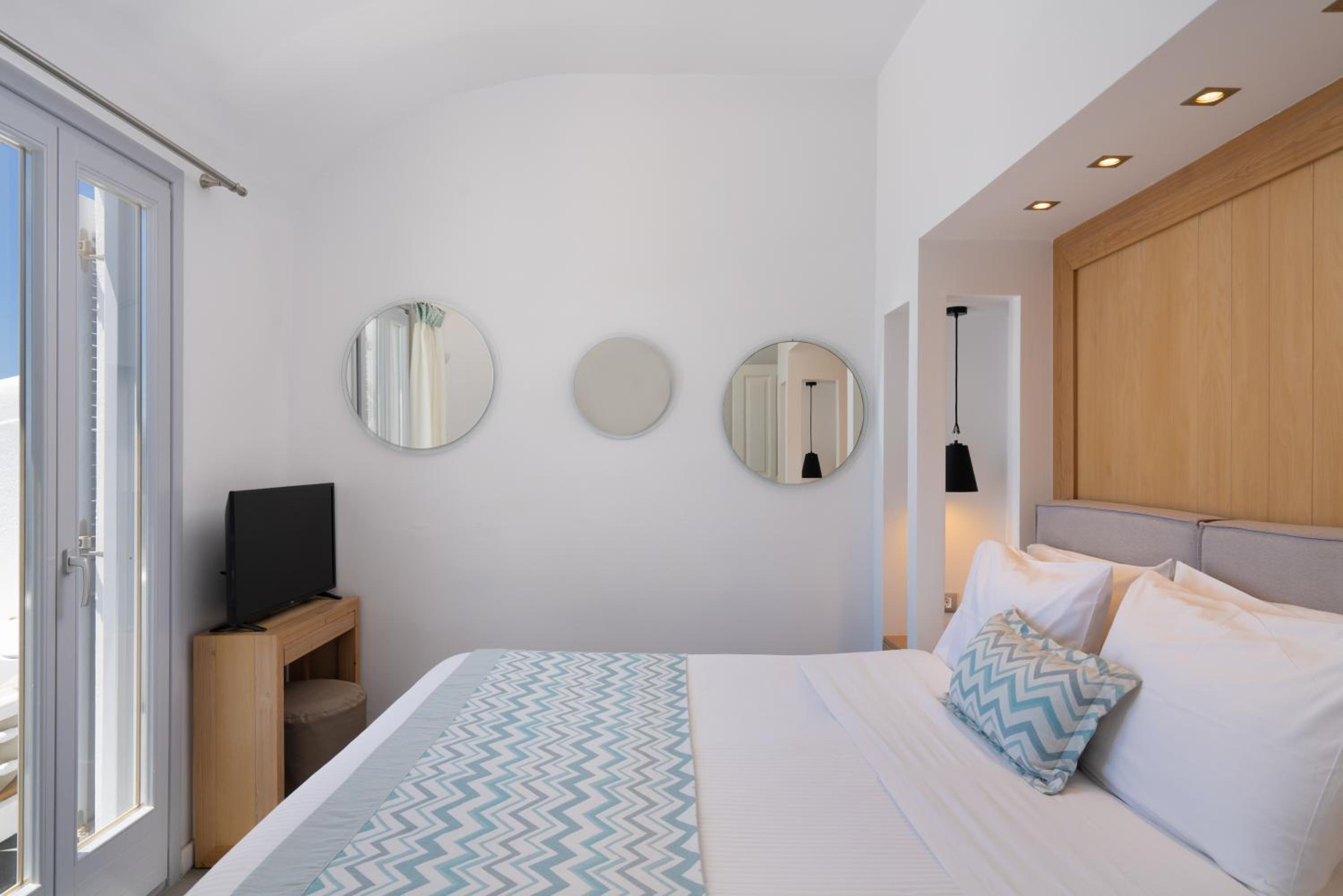 Grand Suite with Caldera View - Photo 9