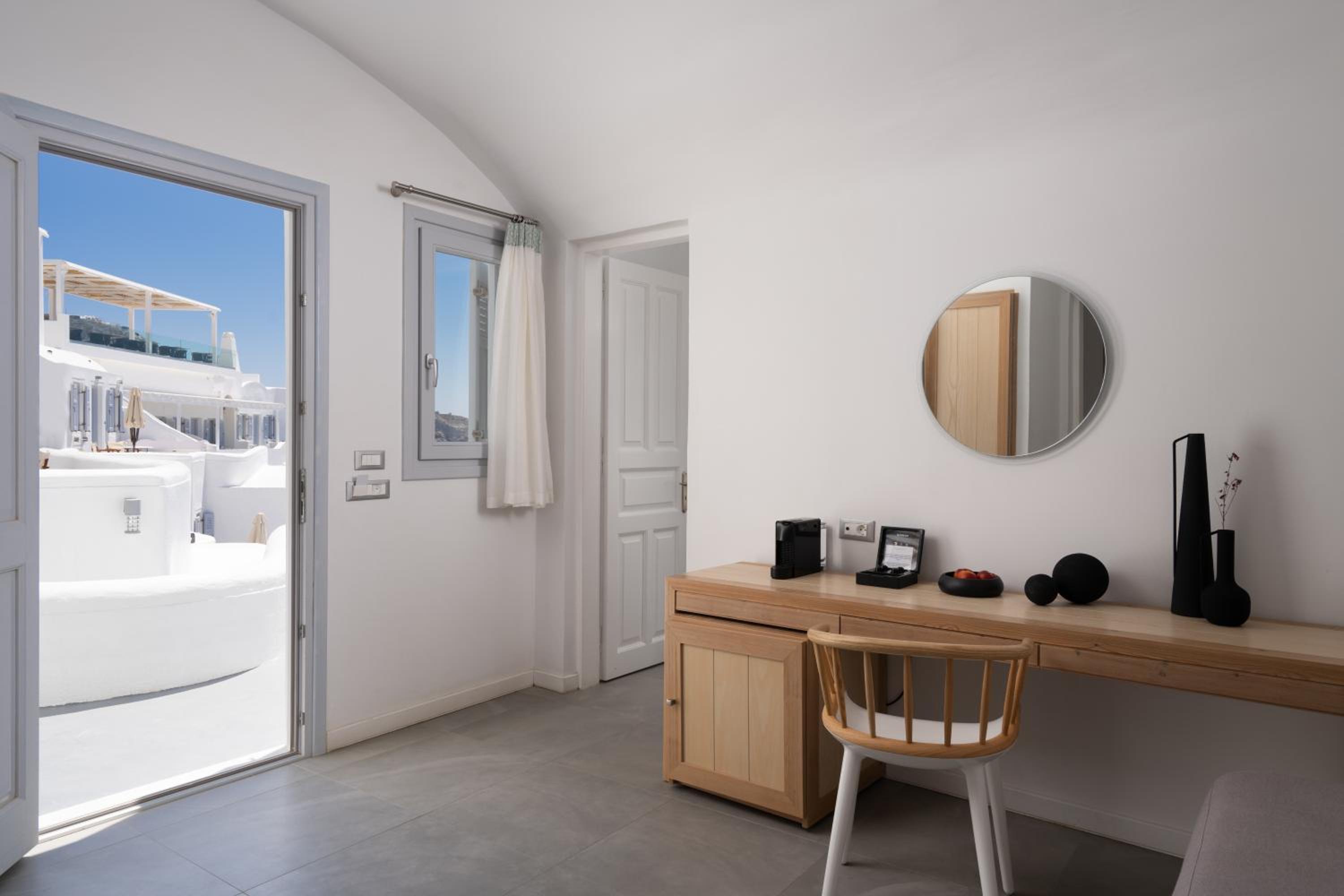 Grand Suite with Caldera View - Photo 8