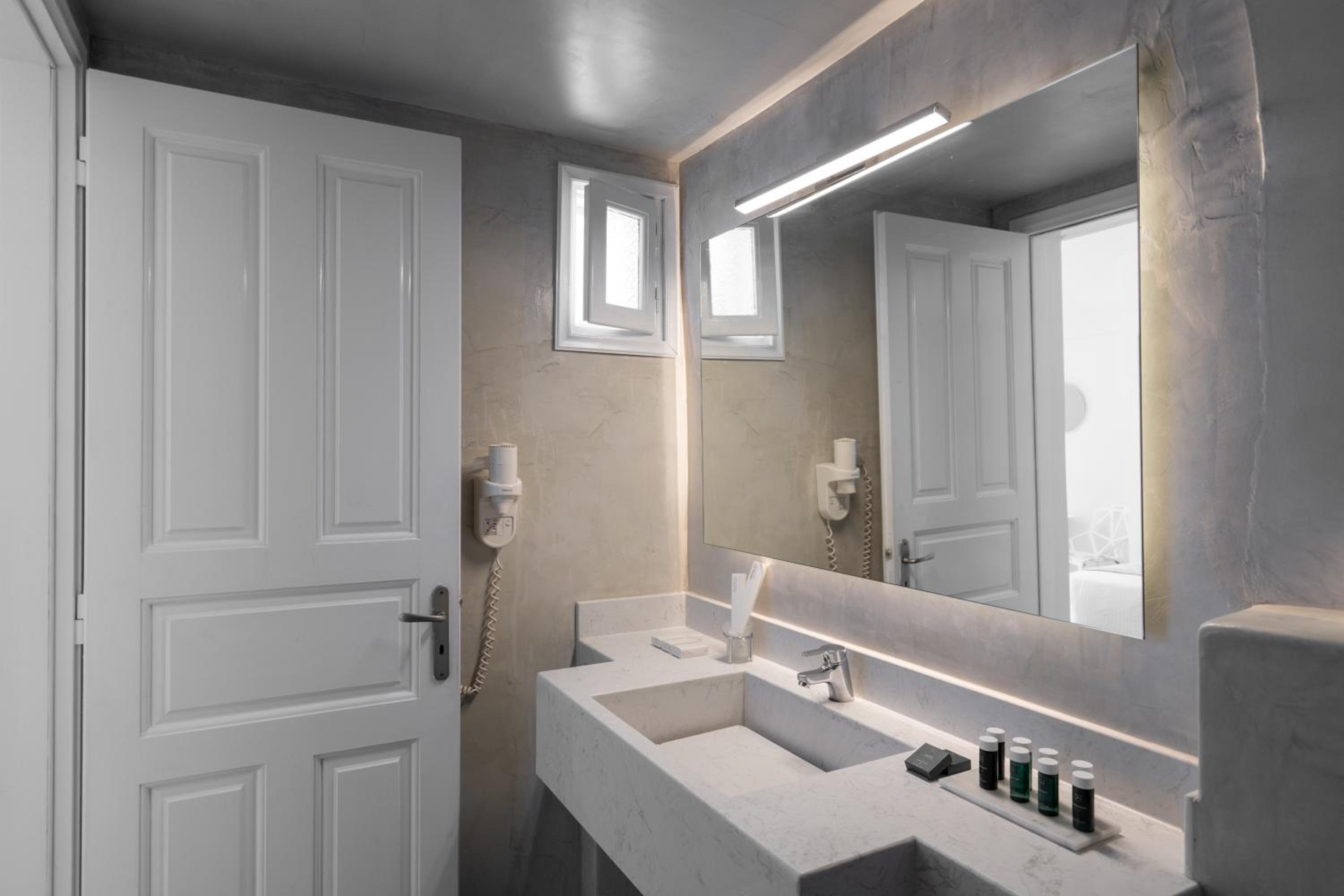 Superior Room with Caldera View - Photo 18