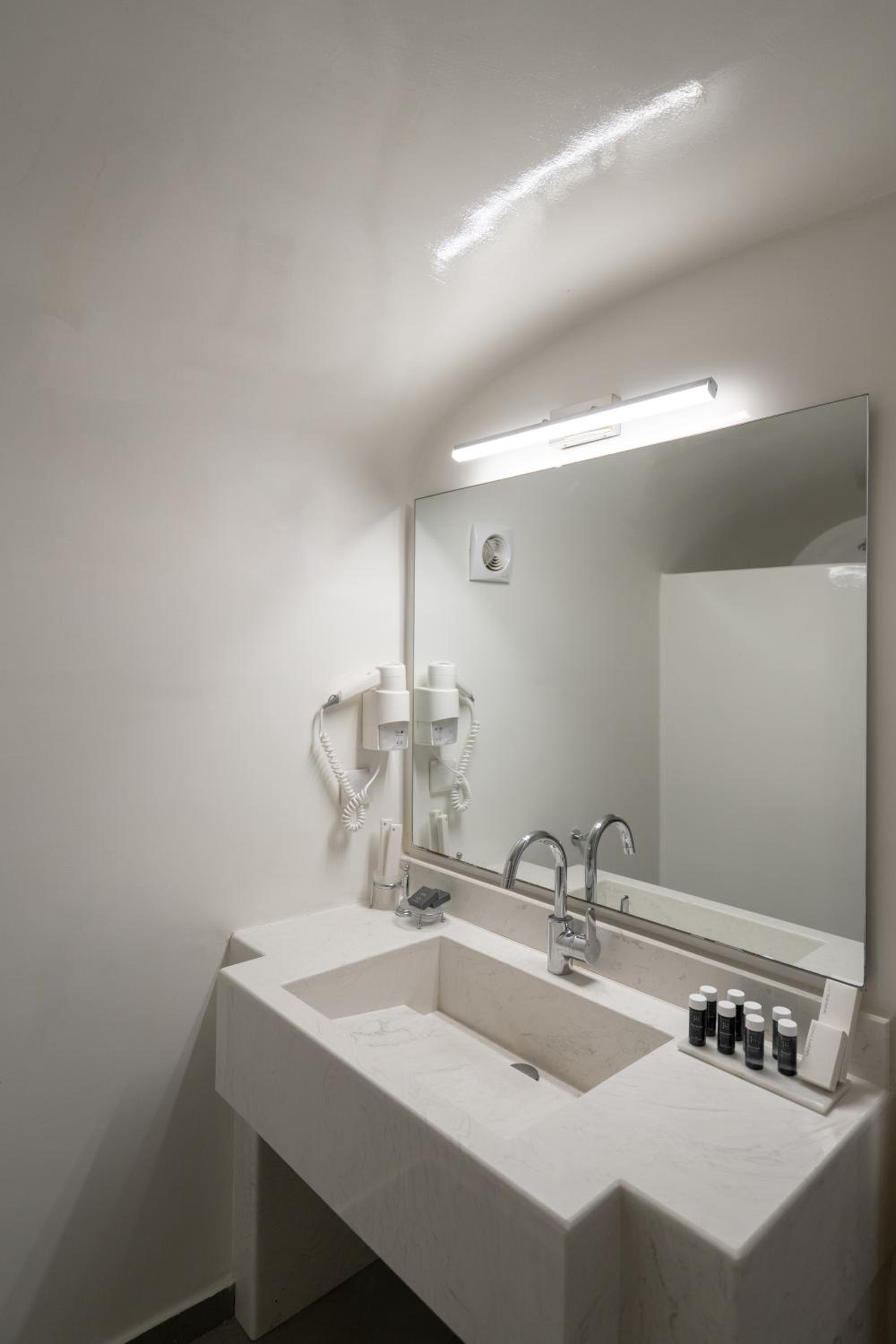 Superior Room with Caldera View - Photo 4