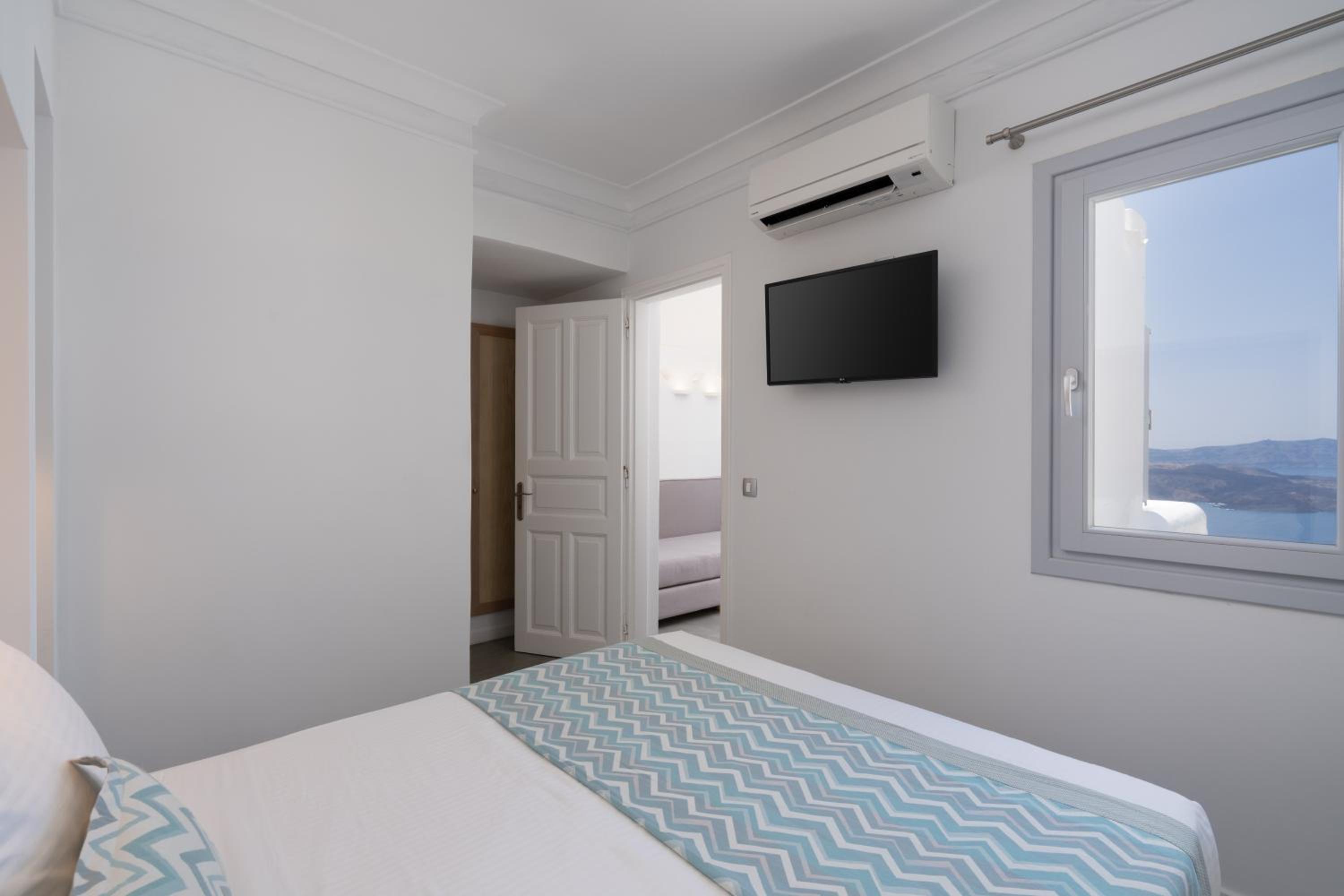 Junior Suite with Caldera View - Photo 9