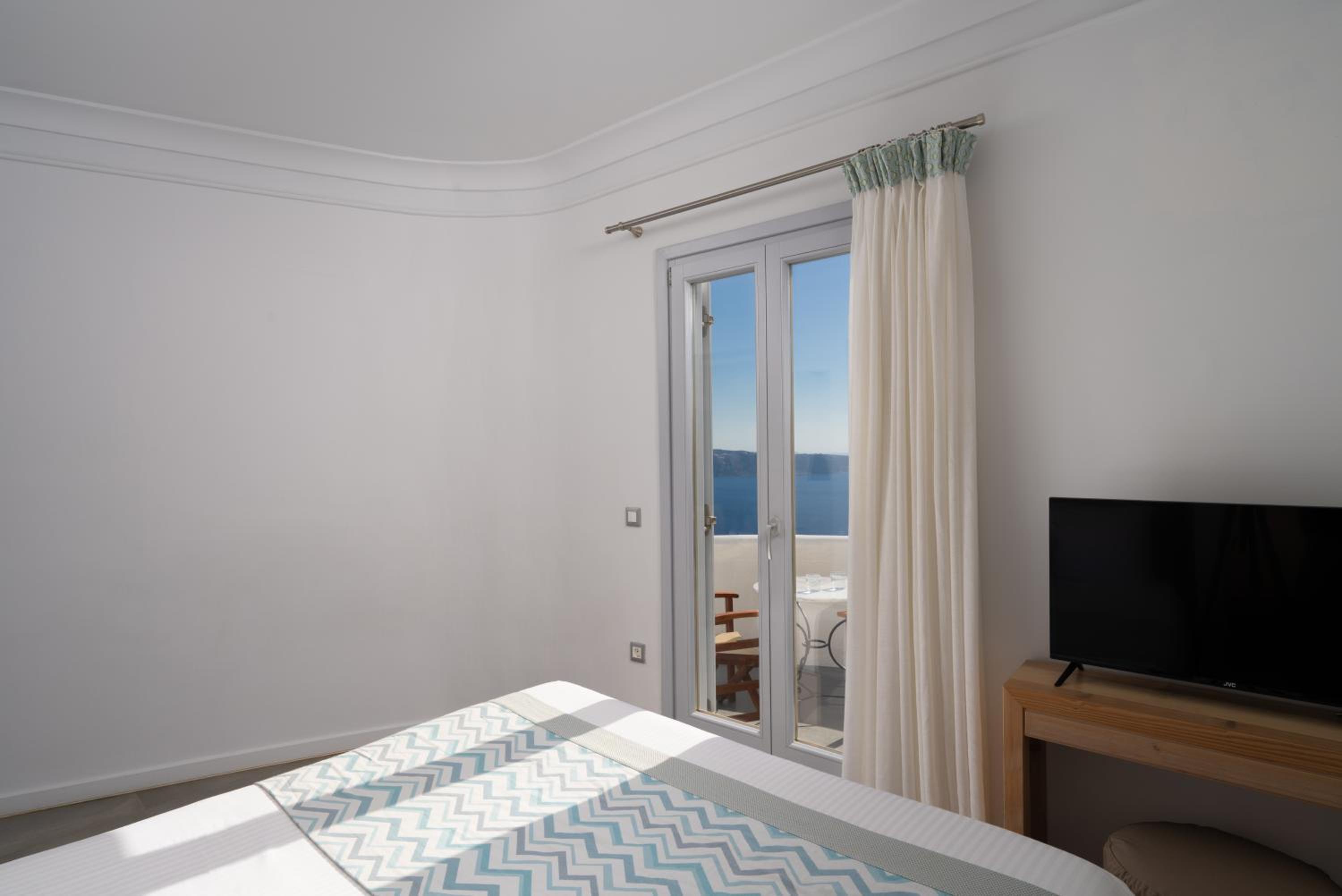 Junior Suite with Caldera View - Photo 2